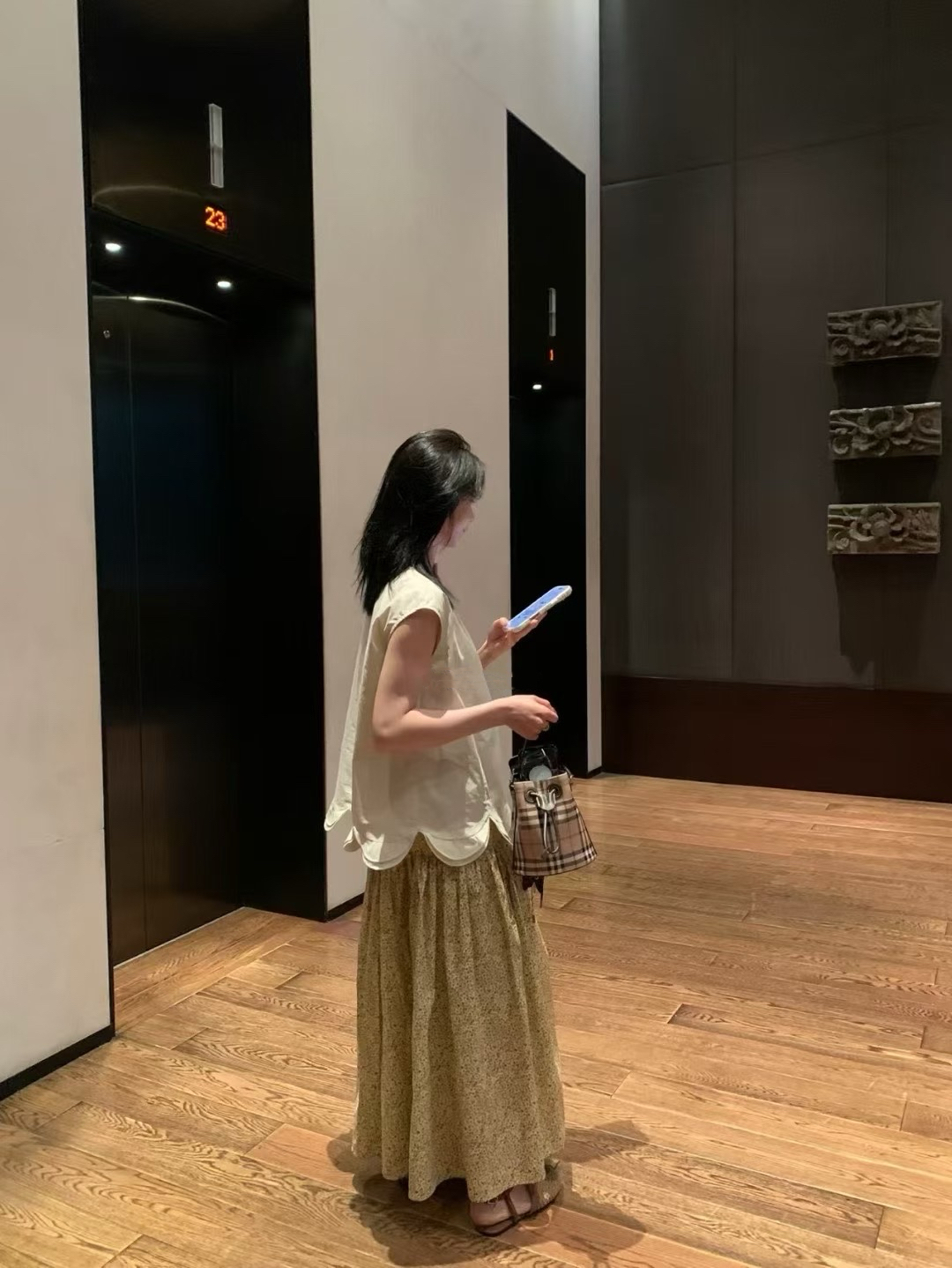 花瓣下擺極簡上衣9