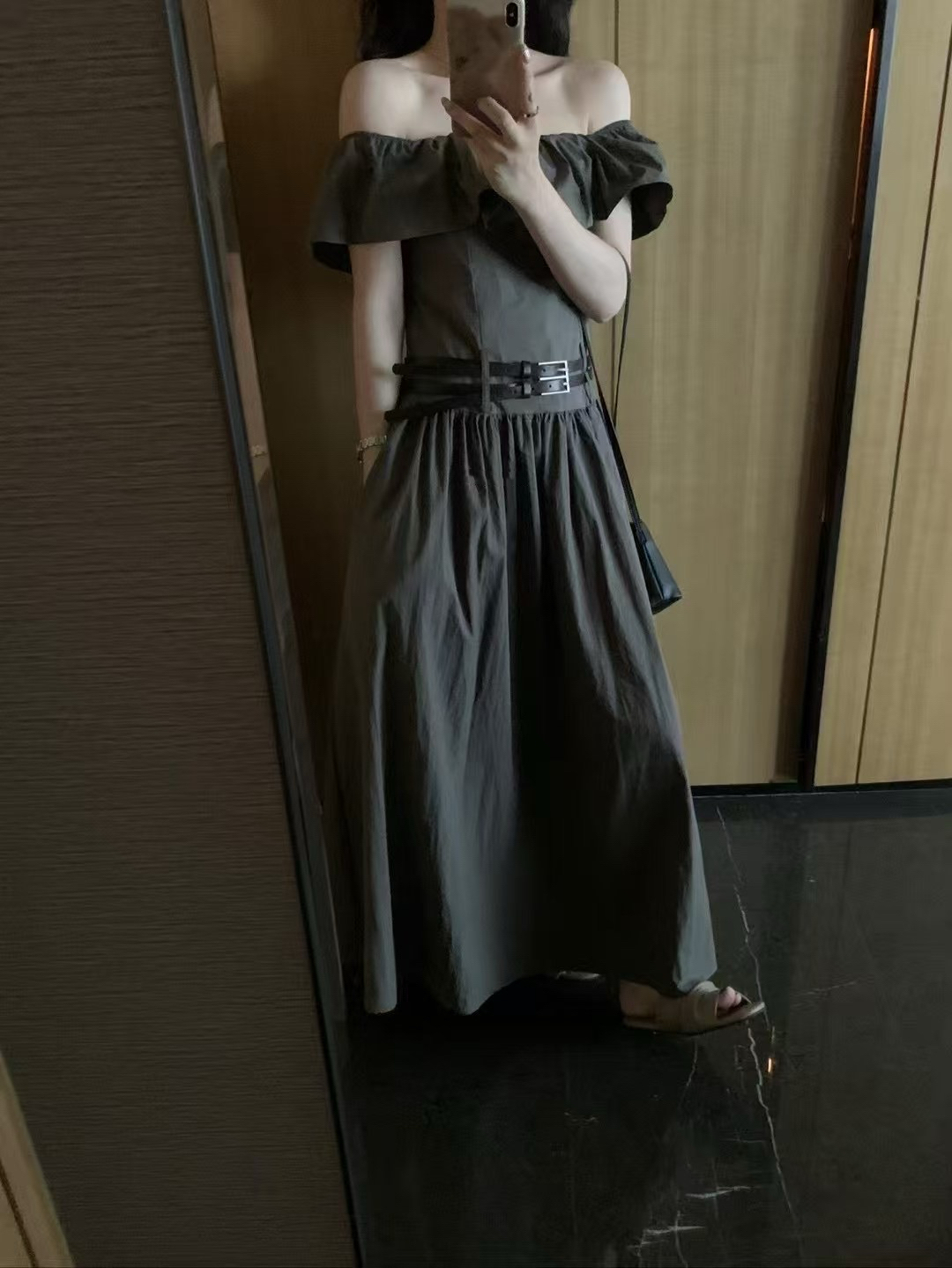 雙皮帶一字肩連衣裙8