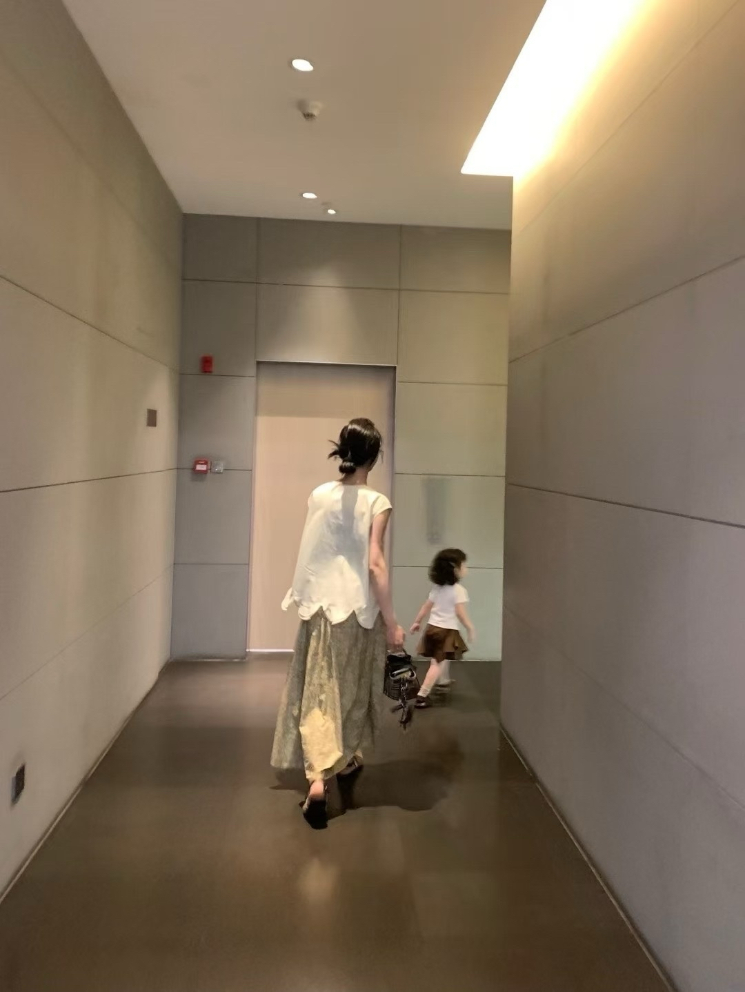 花瓣下擺極簡上衣2