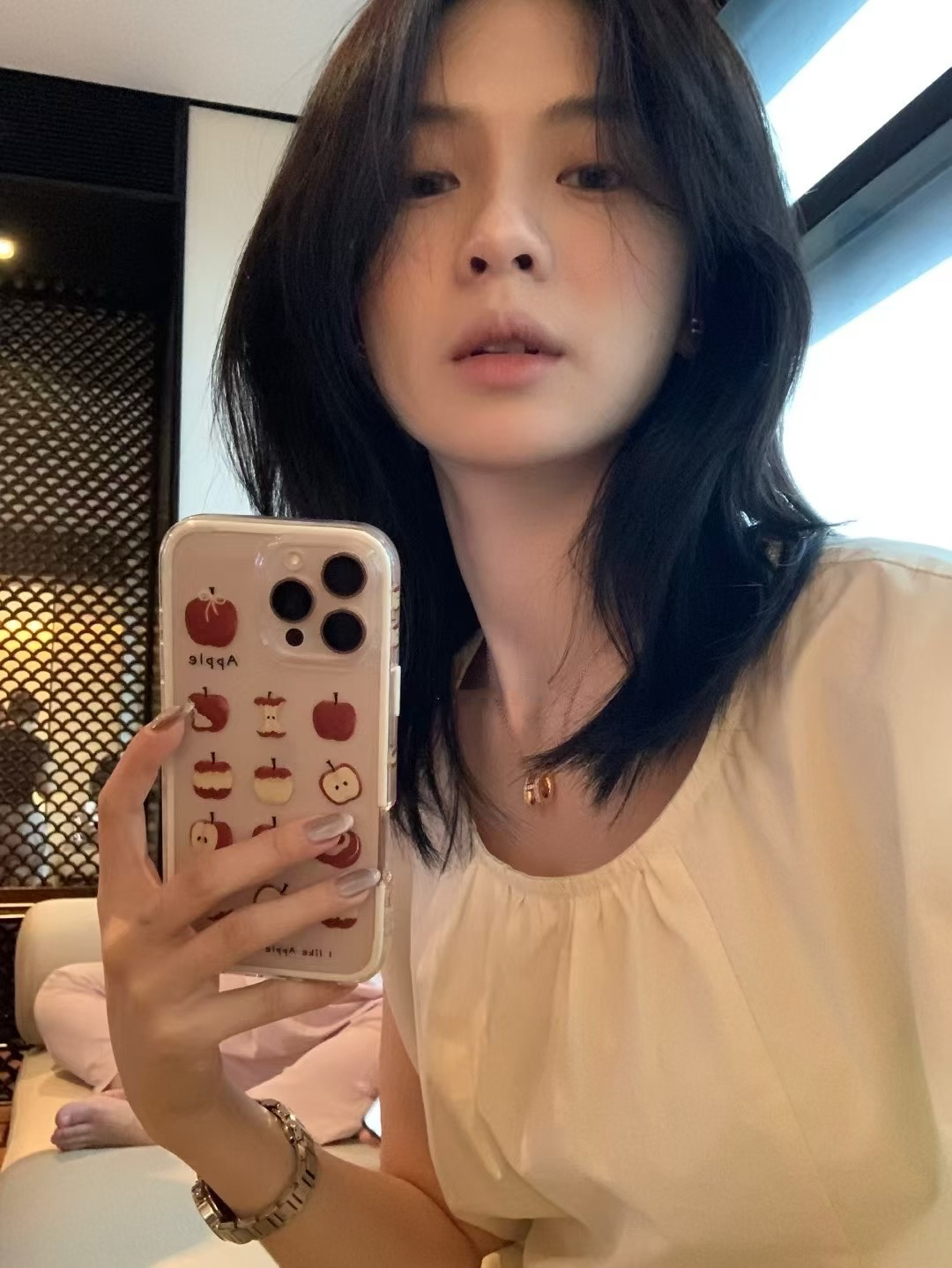 花瓣下擺極簡上衣4