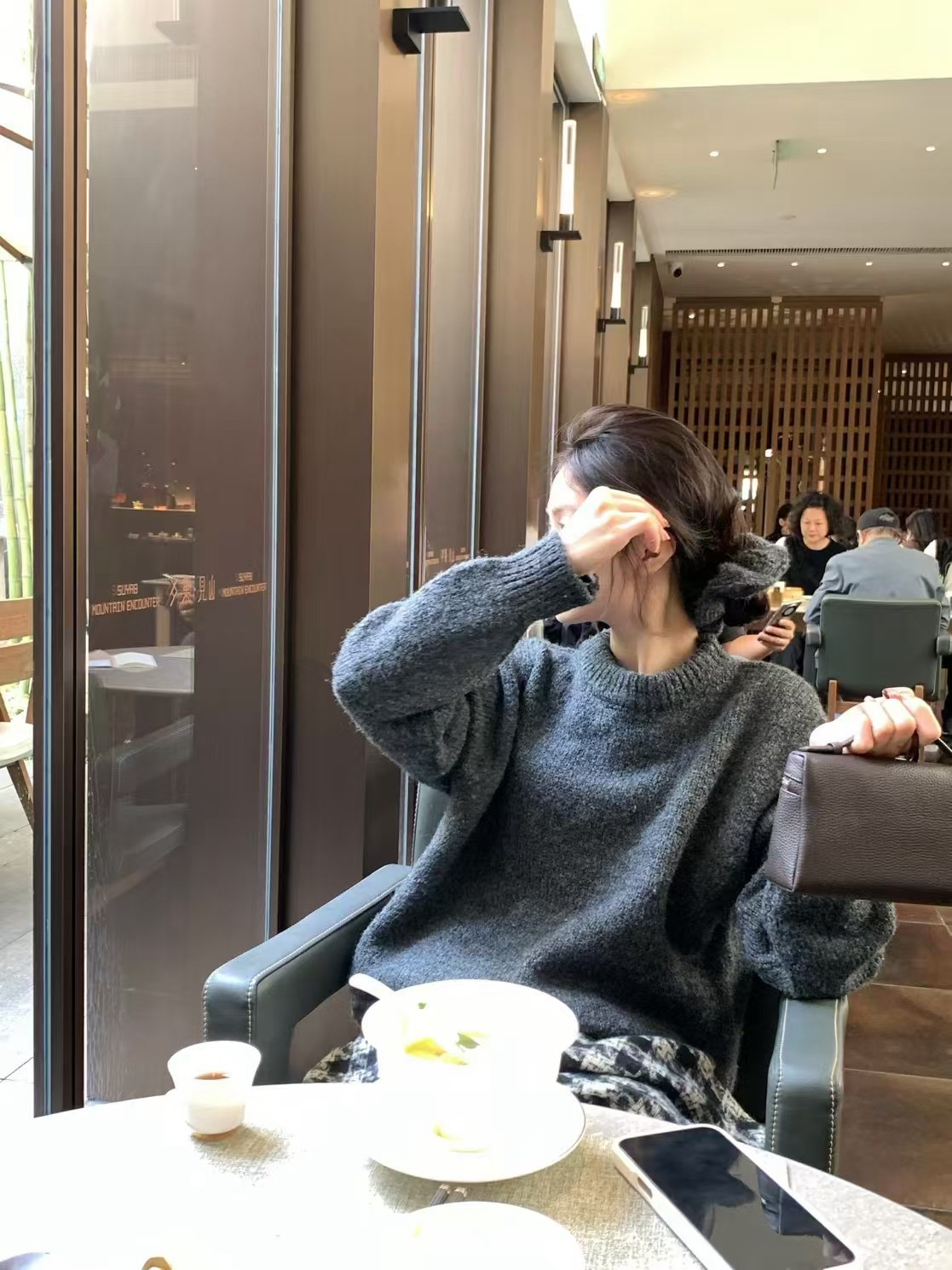 帶髮圈三色毛衣9