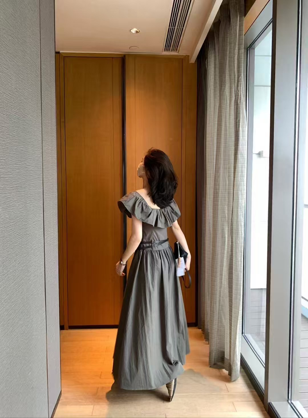 雙皮帶一字肩連衣裙3