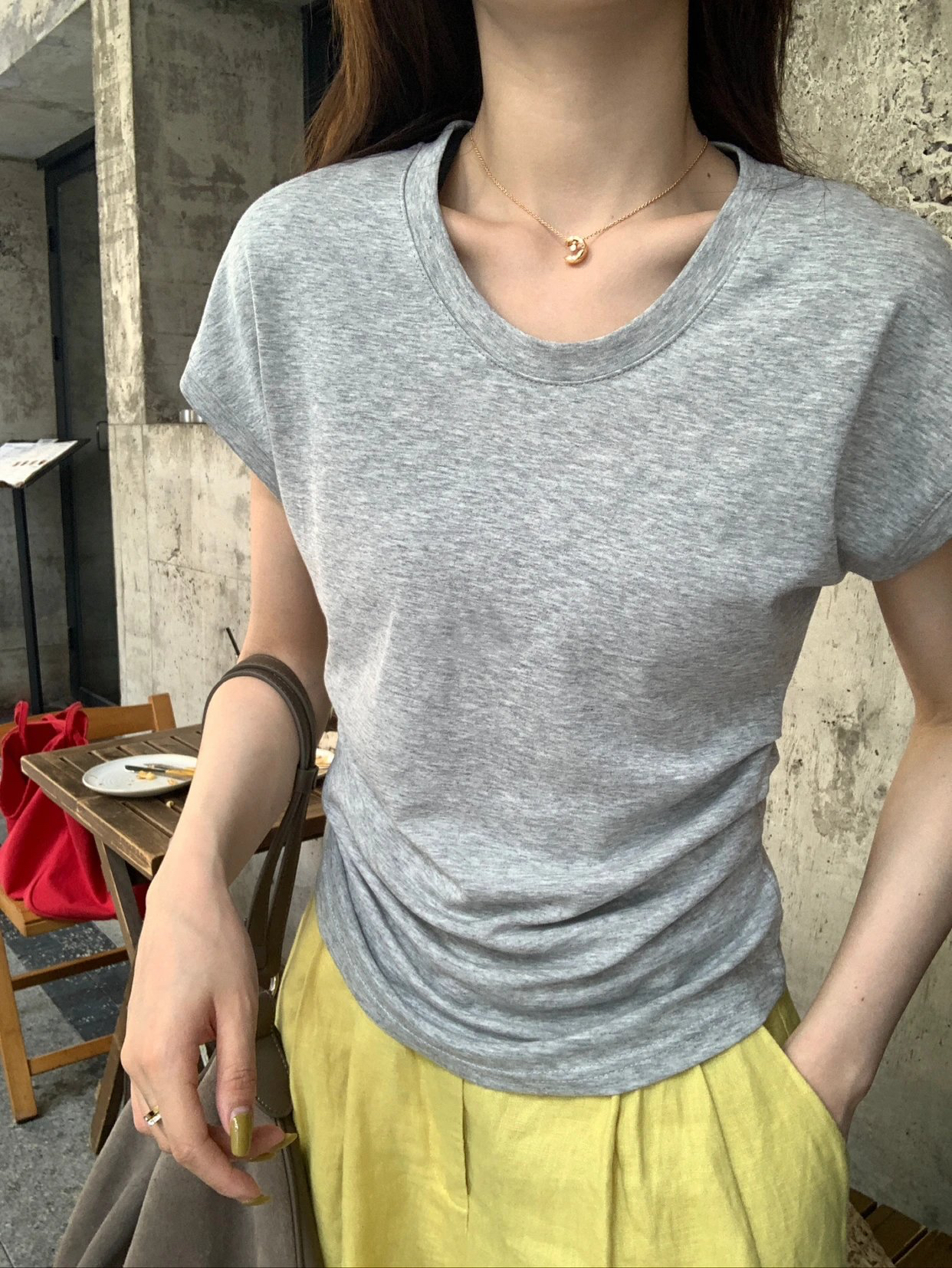 捏褶設計U領tee3