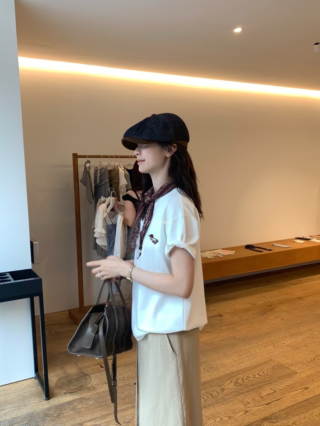 Burberr*大牌白tee3