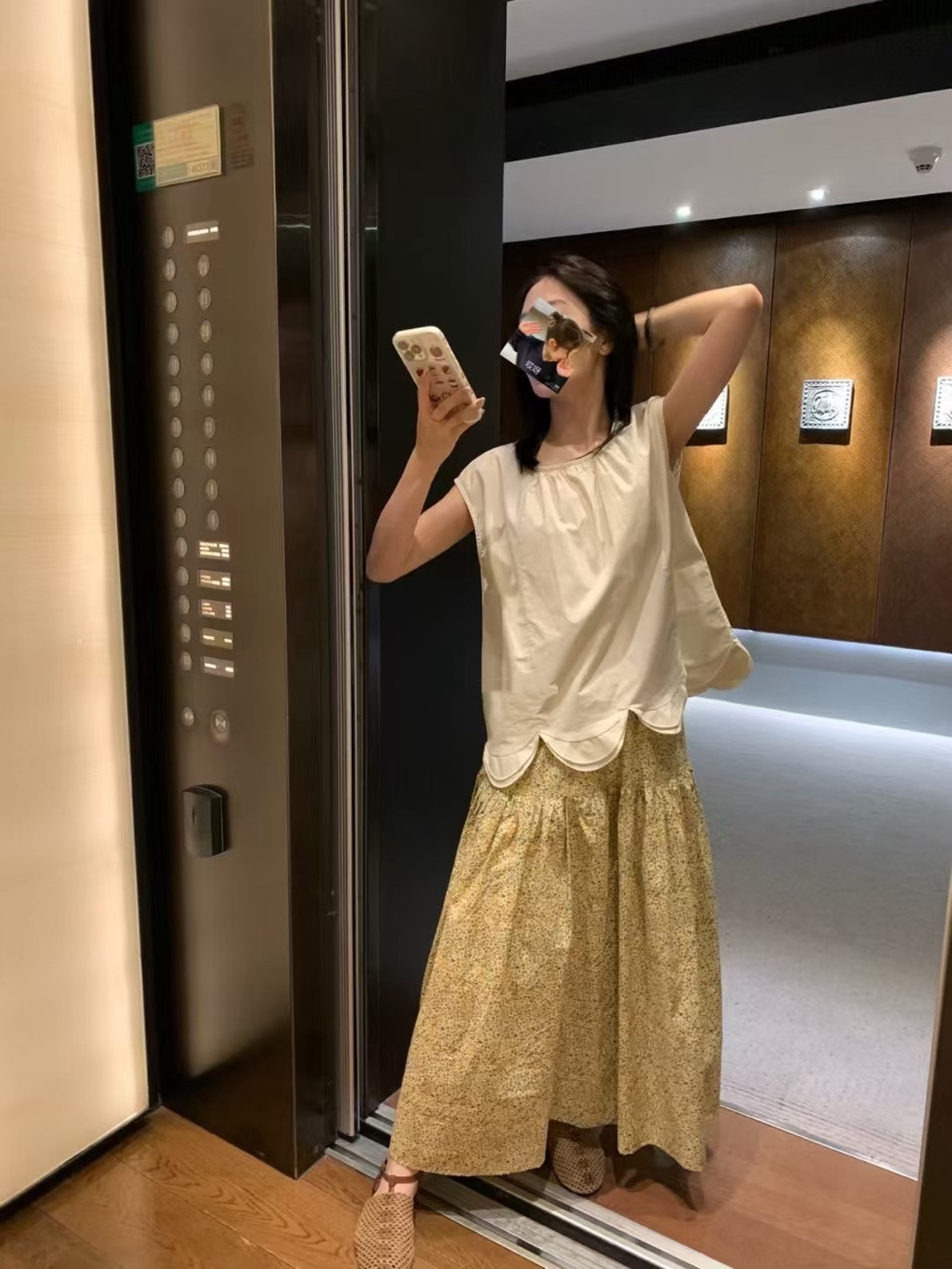 花瓣下擺極簡上衣6