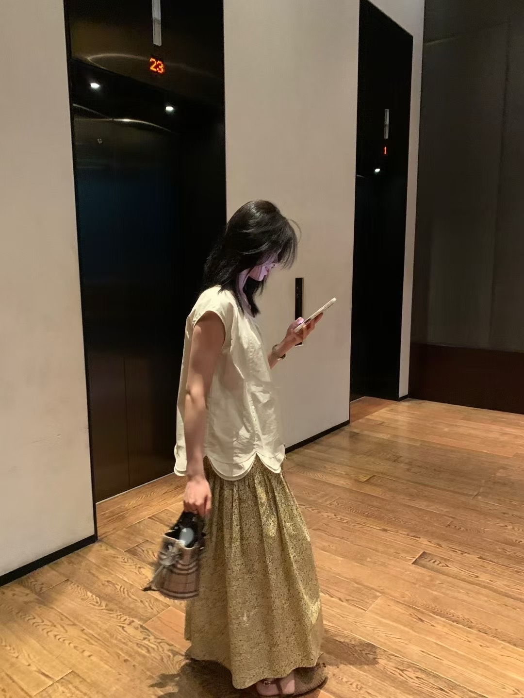 花瓣下擺極簡上衣8