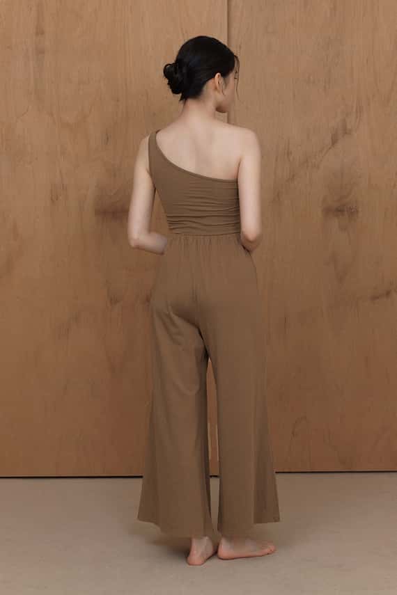 【熱銷補貨】Dhyani 瑜珈單肩胸墊連身喇叭寬褲 咖啡拿鐵 CON056BRN