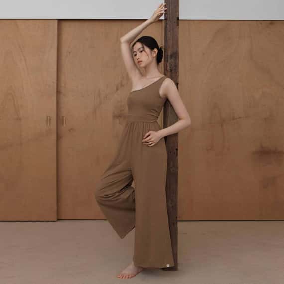 【熱銷補貨】Dhyani 瑜珈單肩胸墊連身喇叭寬褲 咖啡拿鐵 CON056BRN