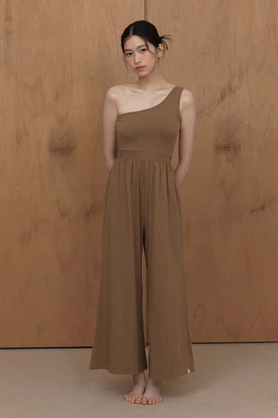 【熱銷補貨】Dhyani 瑜珈單肩胸墊連身喇叭寬褲 咖啡拿鐵 CON056BRN