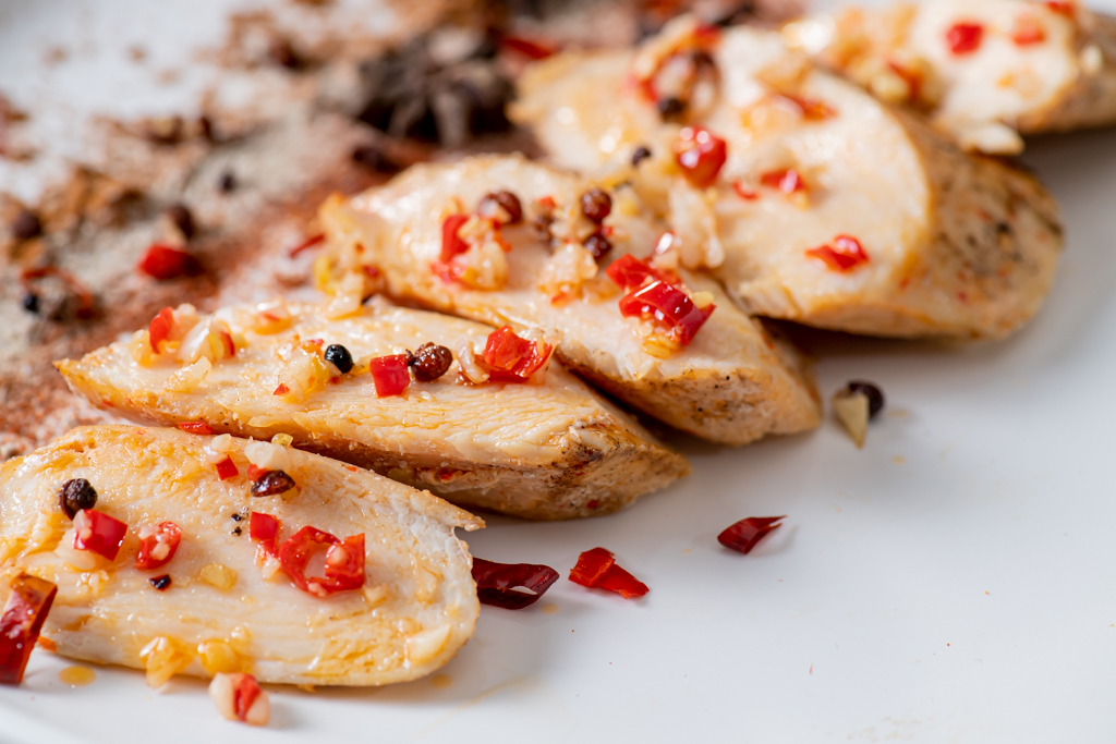 舒肥嫩雞胸隨手包-辣口香蒜 100g/包│肉肉隊長│濃郁蒜香讓口感中帶點微微辣口 │ 宵夜/備餐/低脂/野餐/露營2