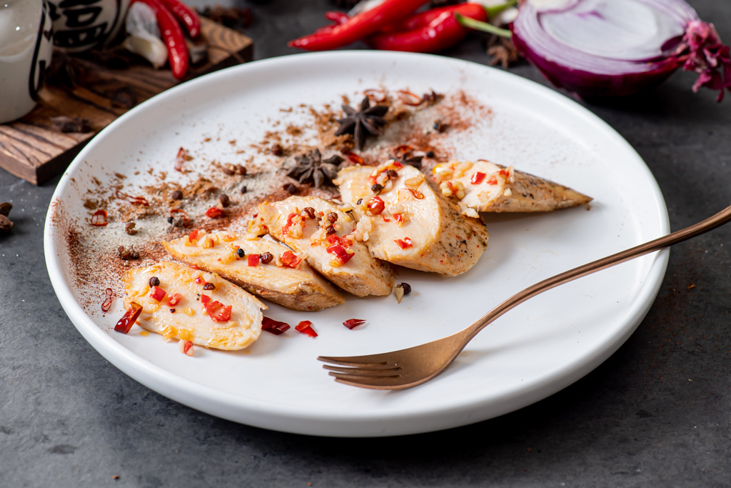 舒肥嫩雞胸隨手包-辣口香蒜 100g/包│肉肉隊長│濃郁蒜香讓口感中帶點微微辣口 │ 宵夜/備餐/低脂/野餐/露營