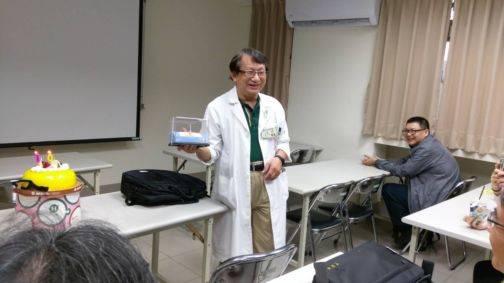醫師兼模型師的手作世界 陳昭安醫師在診間展示樹脂土手作模型作品,展現外科醫師對細節、精準與創作的長期熱情。