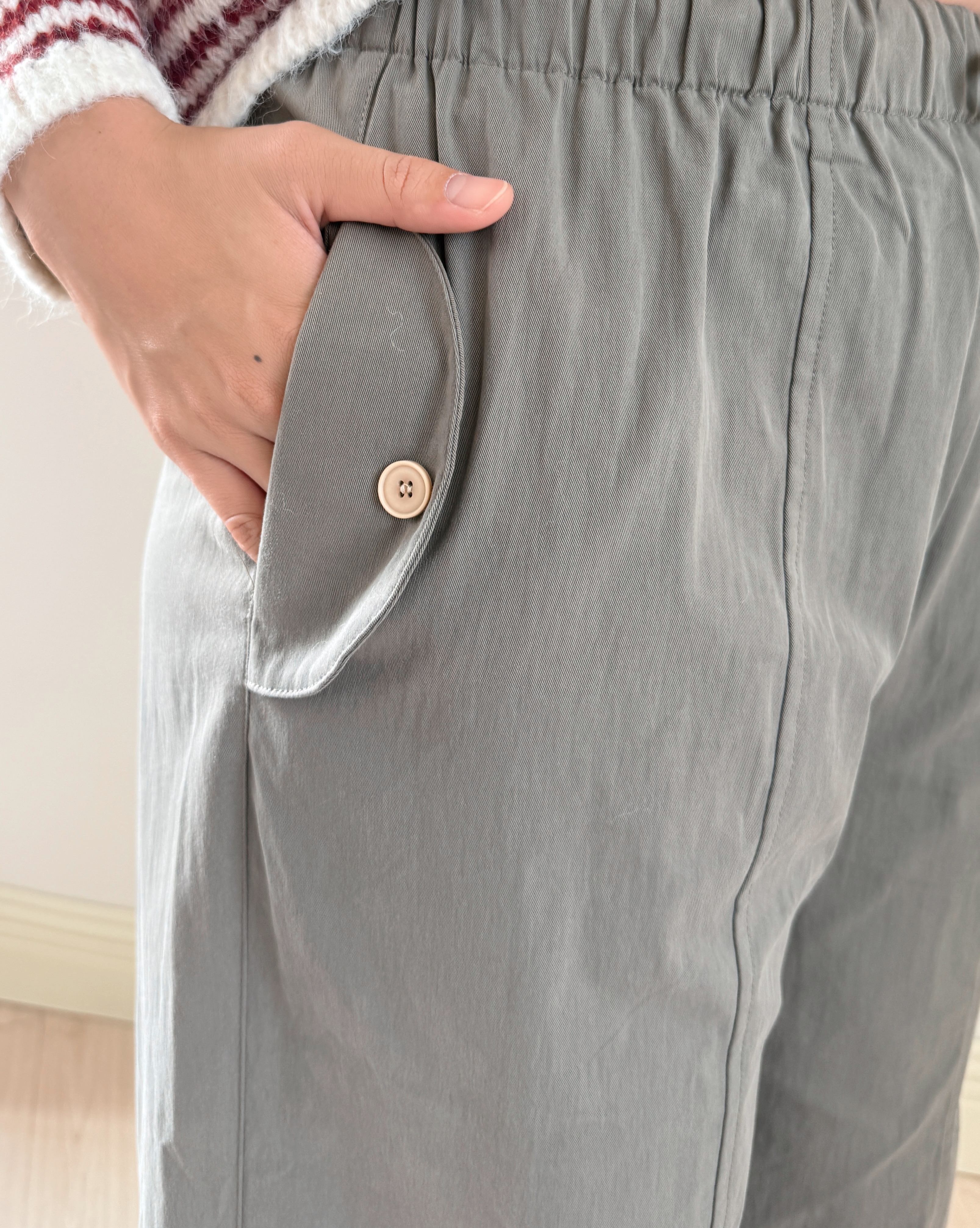 口袋細節鬆緊工裝褲-灰3