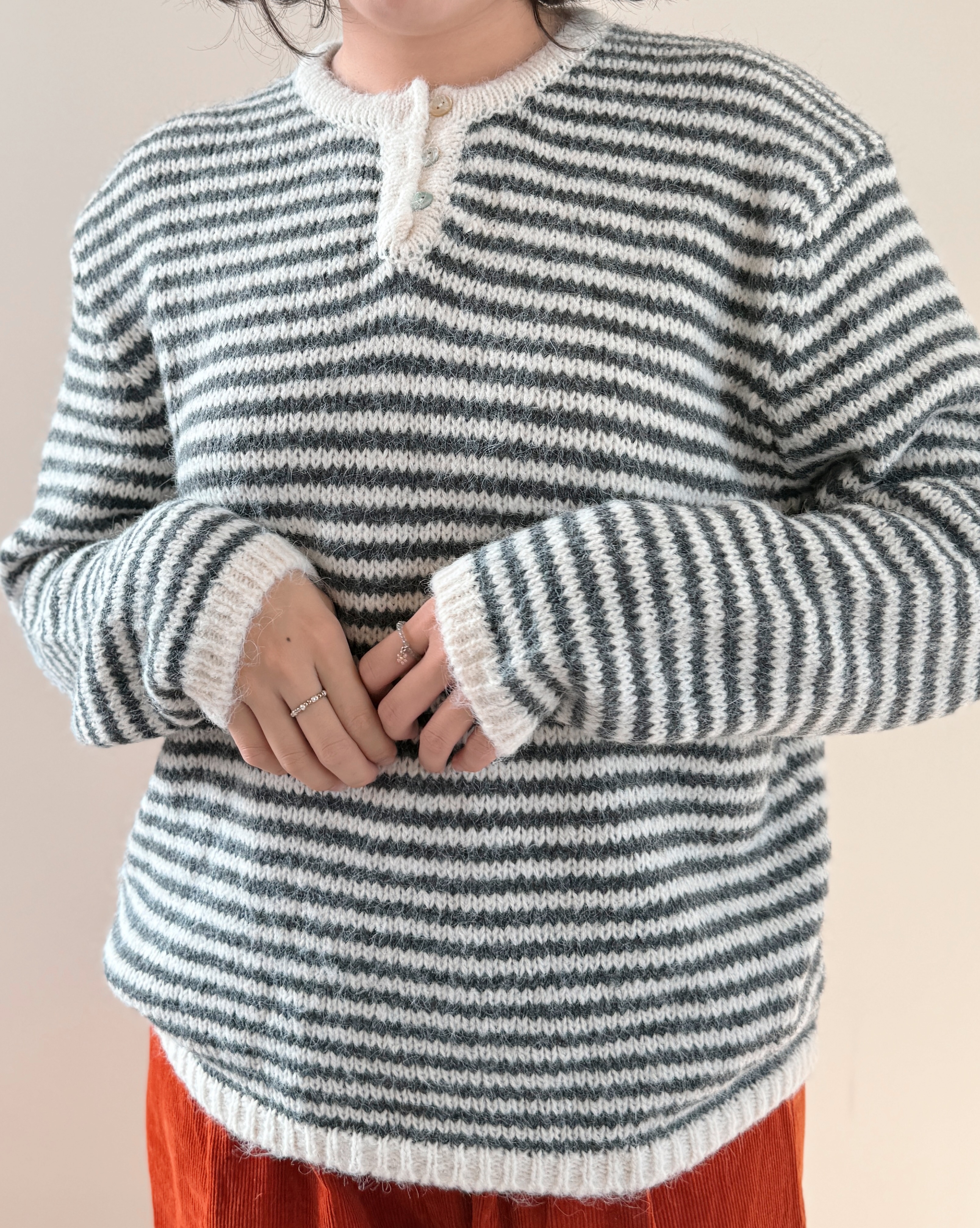 霧絨條紋毛衣-黑4