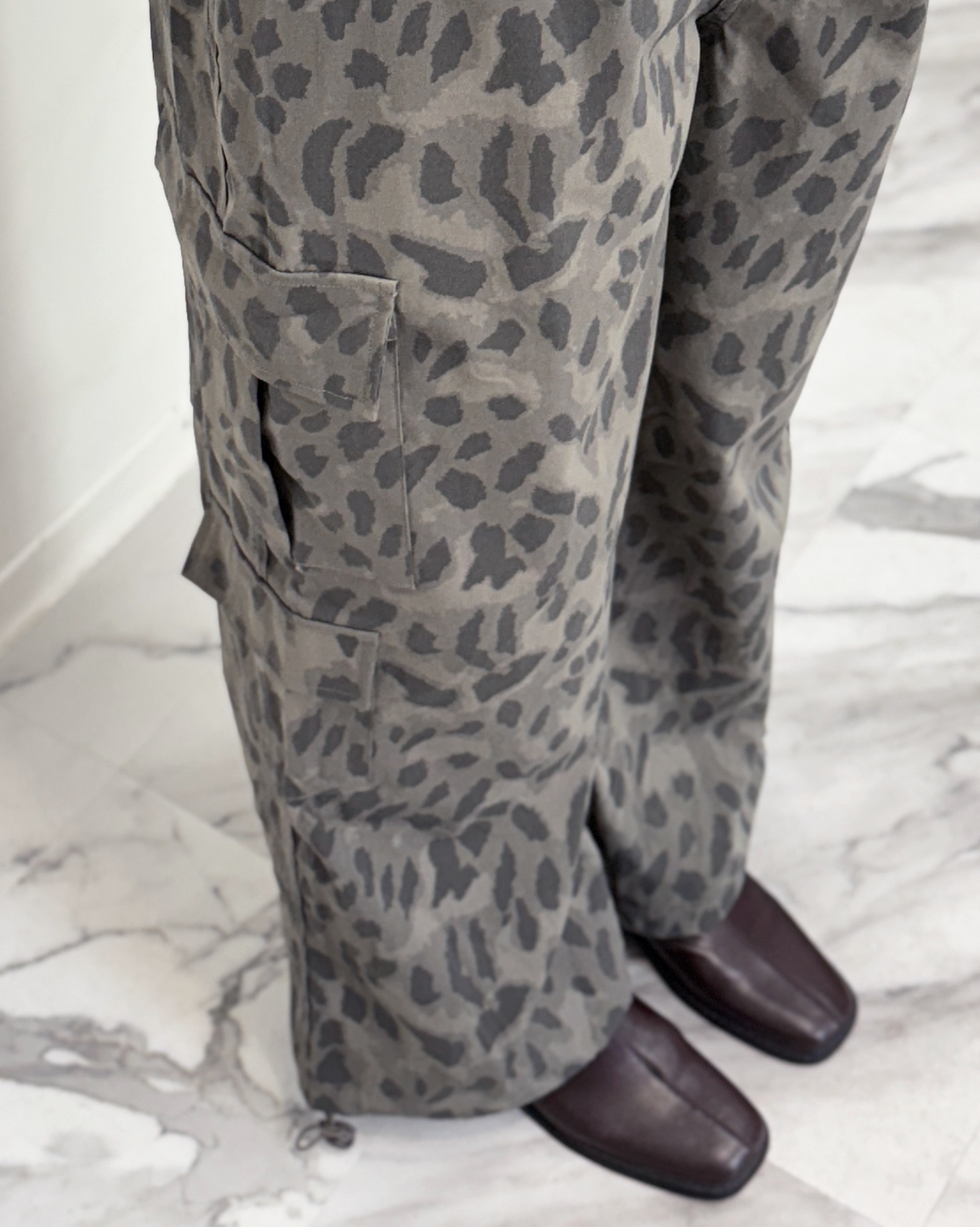 時髦豹紋工裝褲8