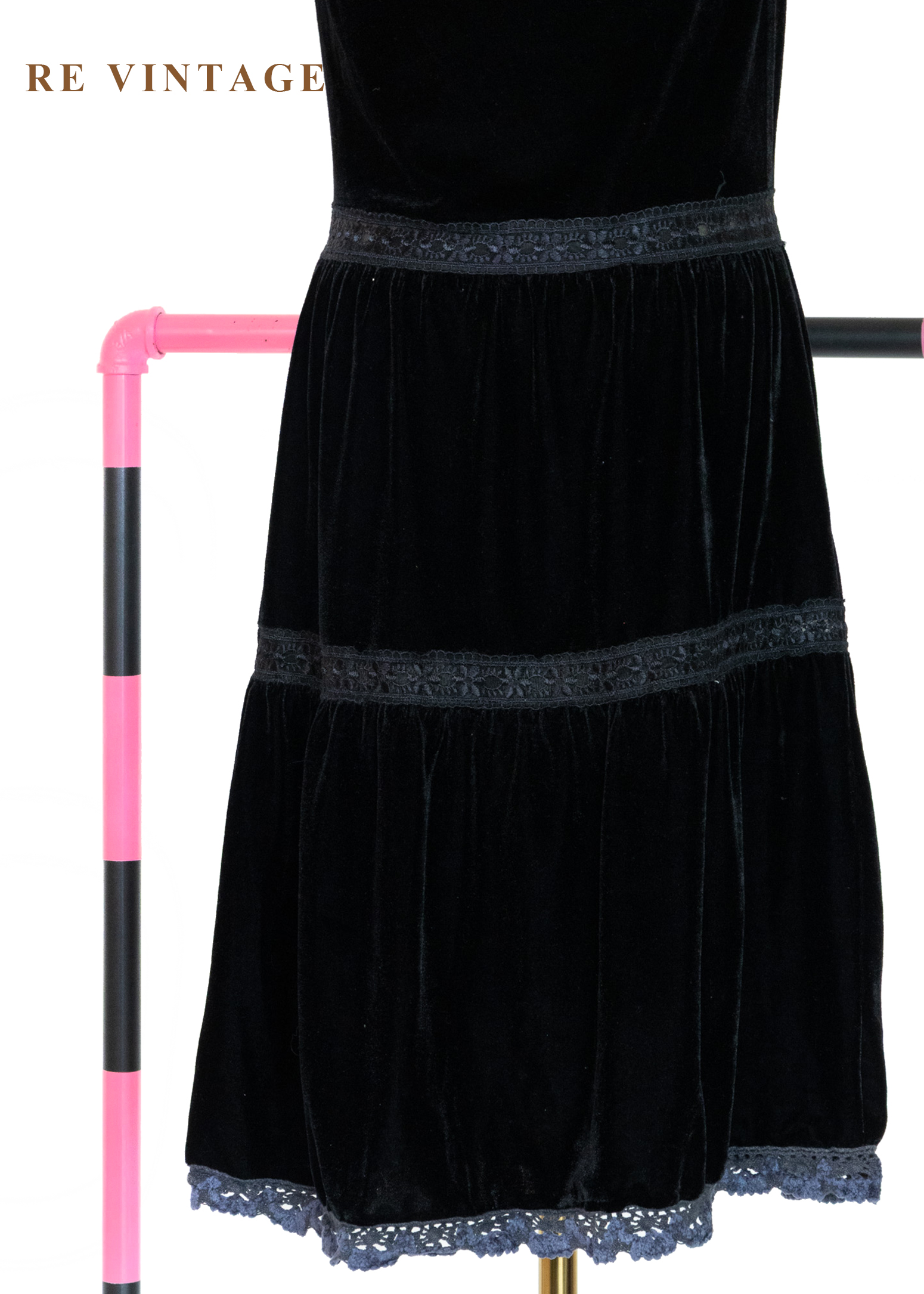 慵懶美女神黑絨細肩帶洋裝13