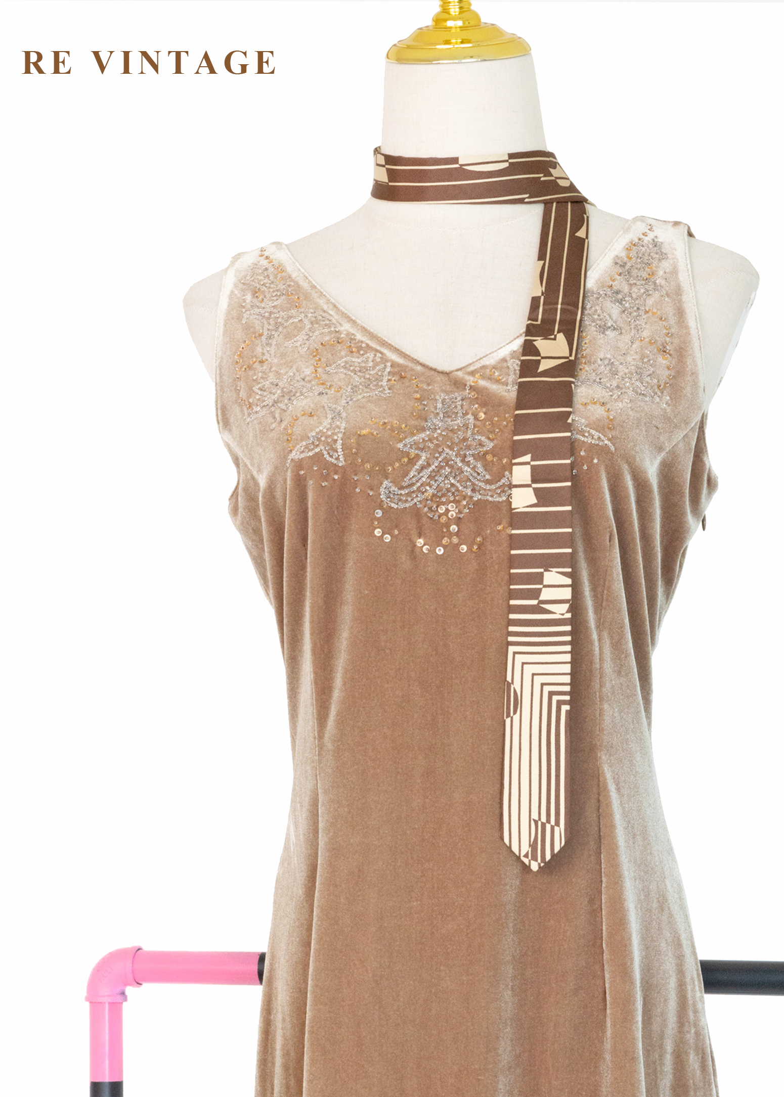 閃爍焦糖絲光珠珠刺繡絨布洋裝3