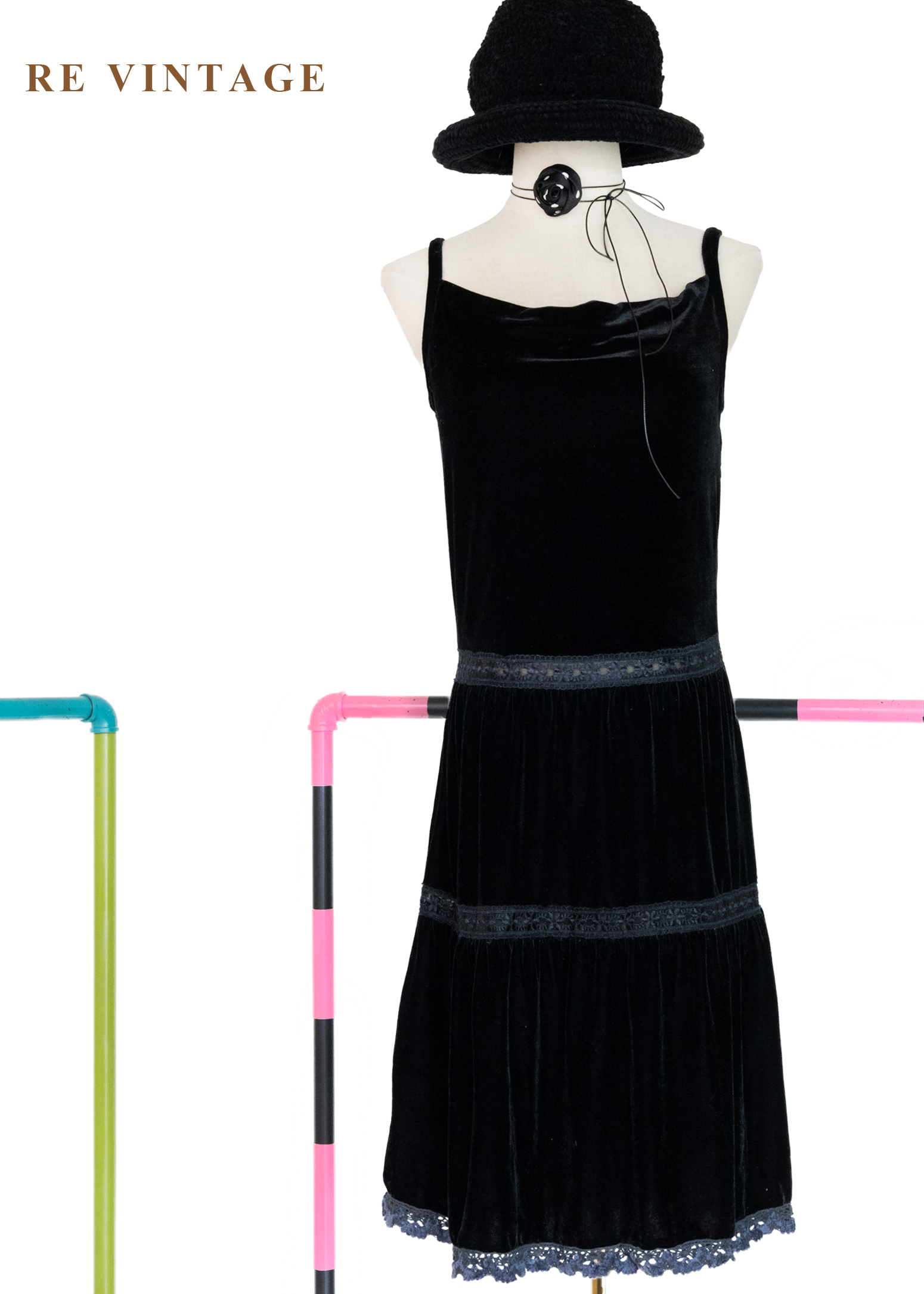 慵懶美女神黑絨細肩帶洋裝1