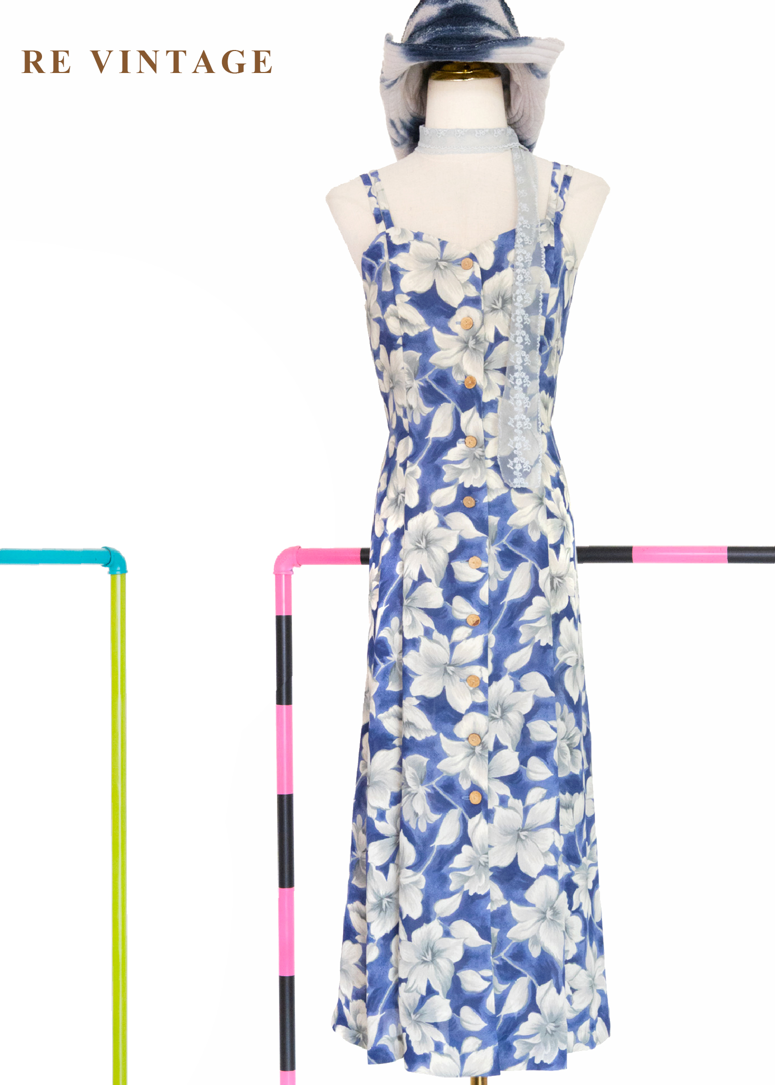 夏日島嶼藍底白花細肩帶洋裝