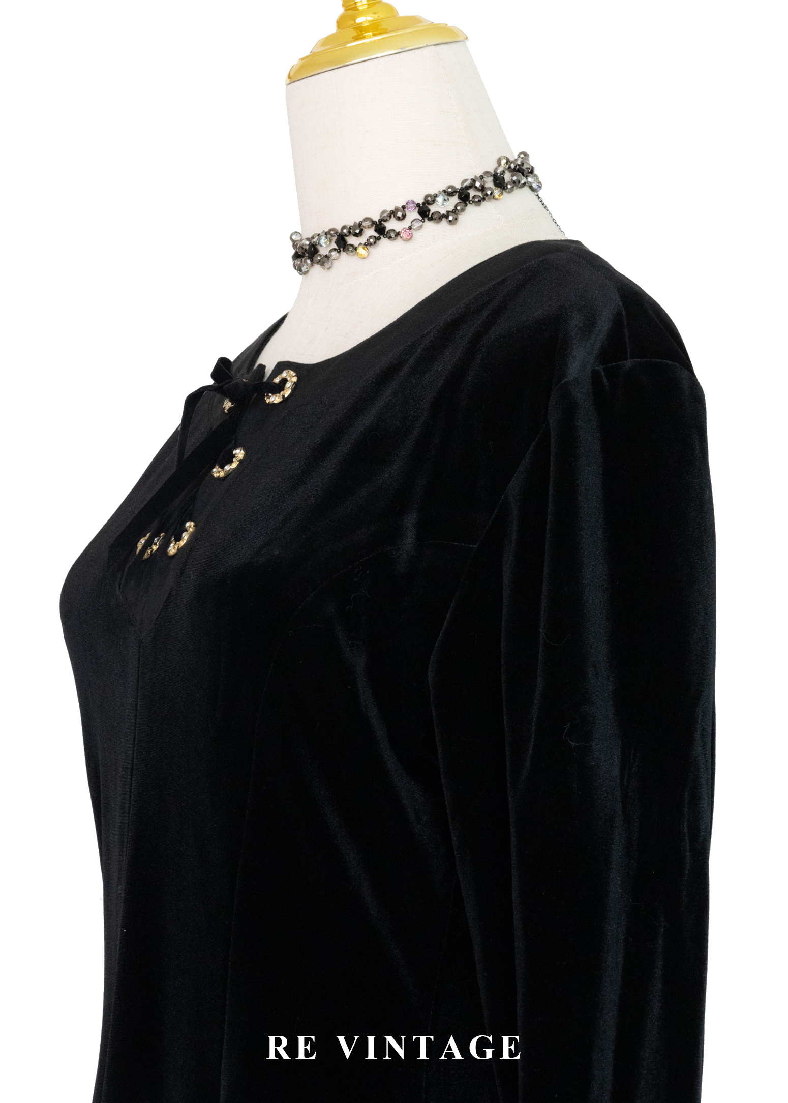 宮廷中優雅叛逆黑絨蕾絲洋裝10