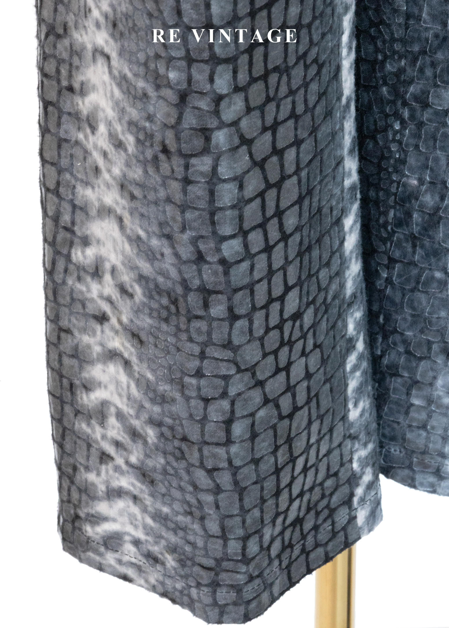 銀灰鱗紋質感冷冽高腰長褲(26-32")10