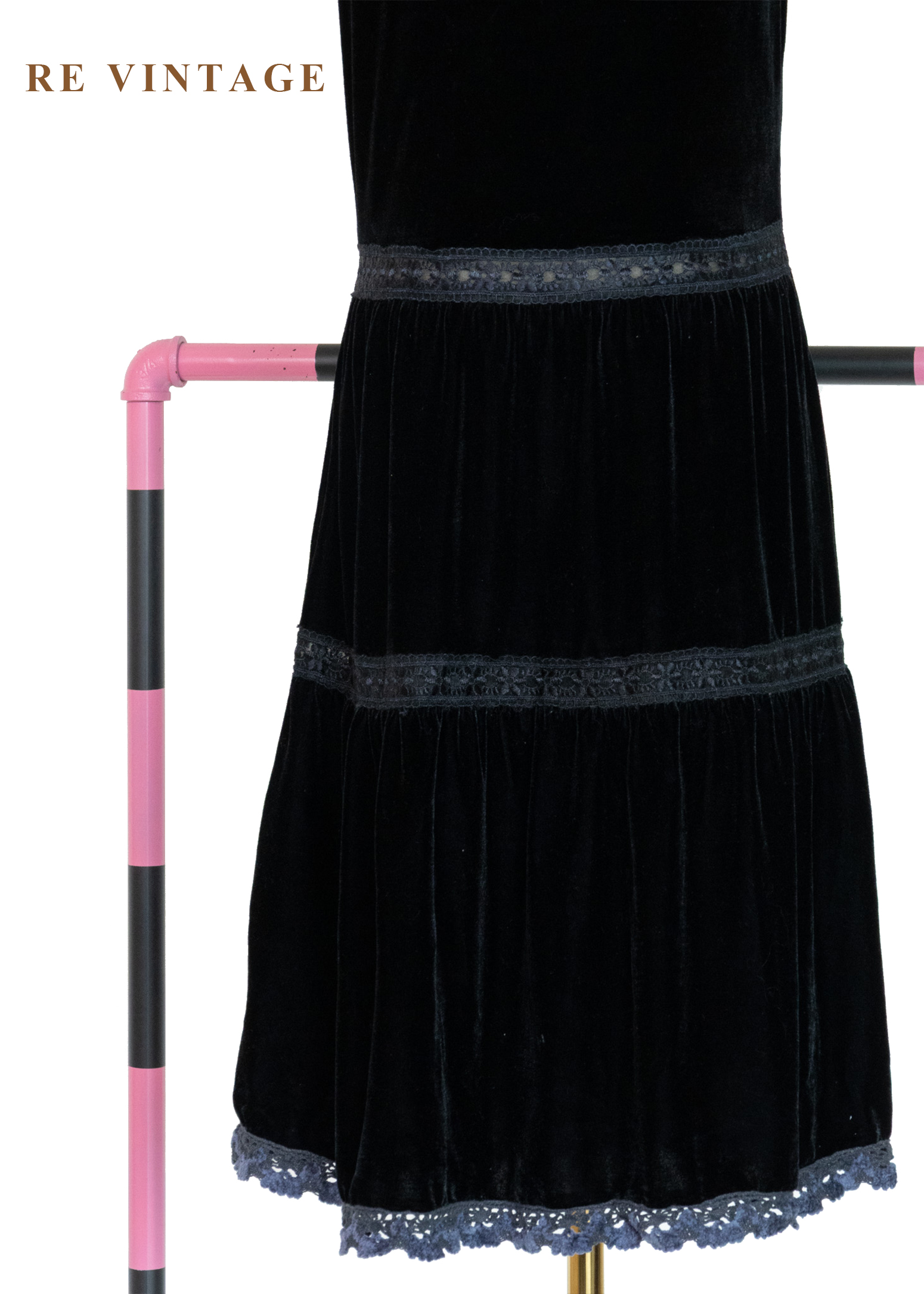 慵懶美女神黑絨細肩帶洋裝4