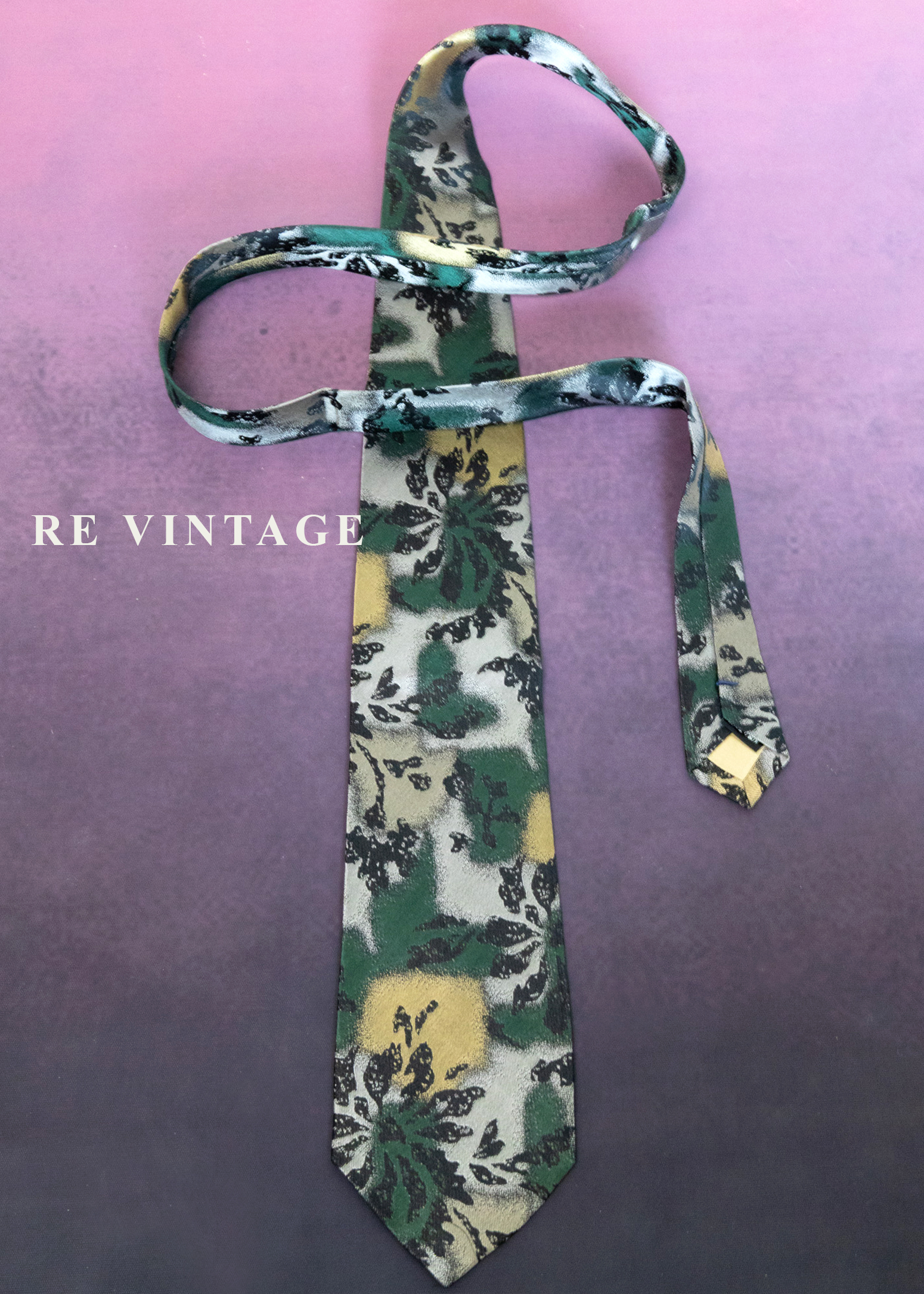 墨綠中的光束領帶