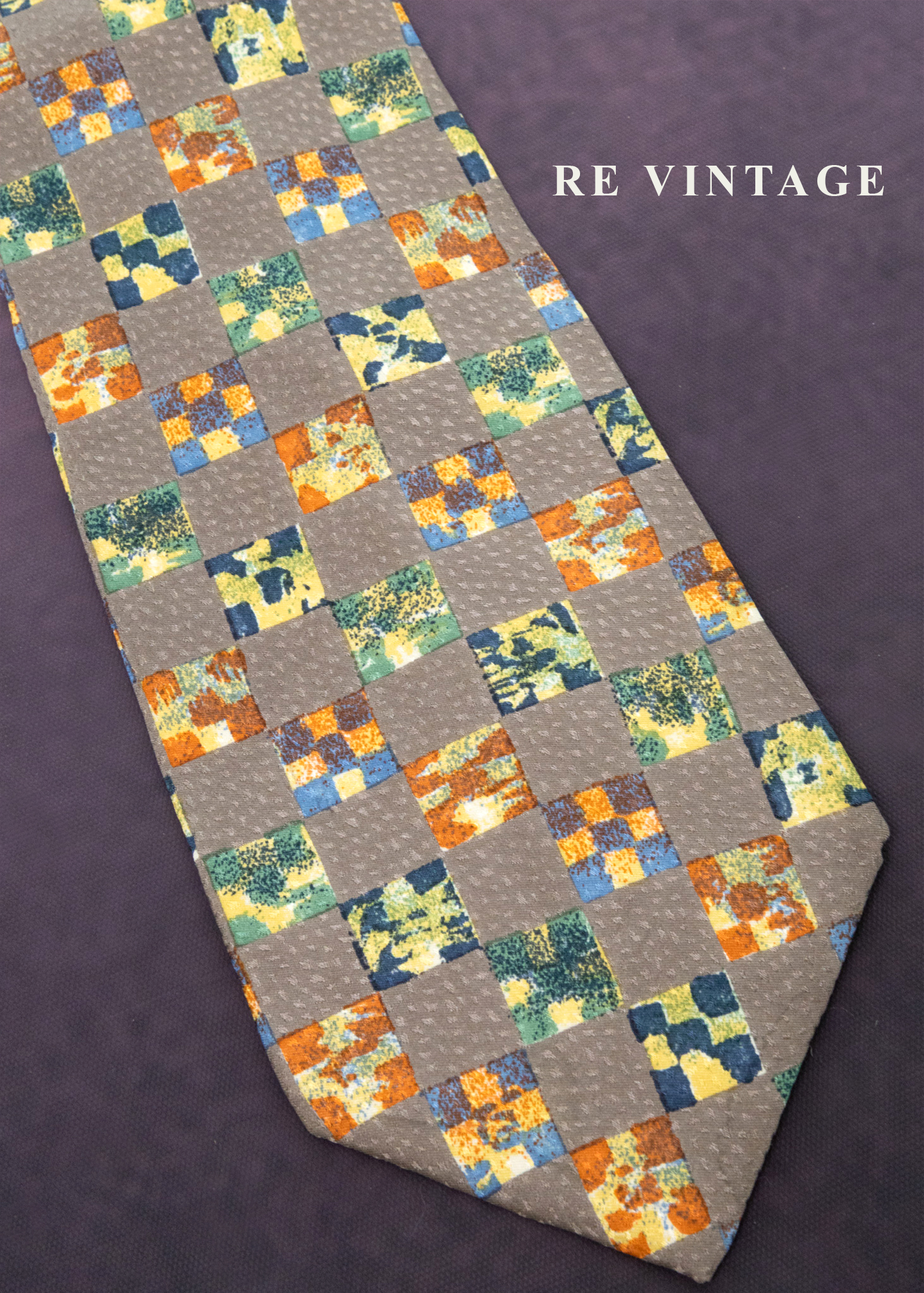 灰色世界裡の彩色方塊領帶7