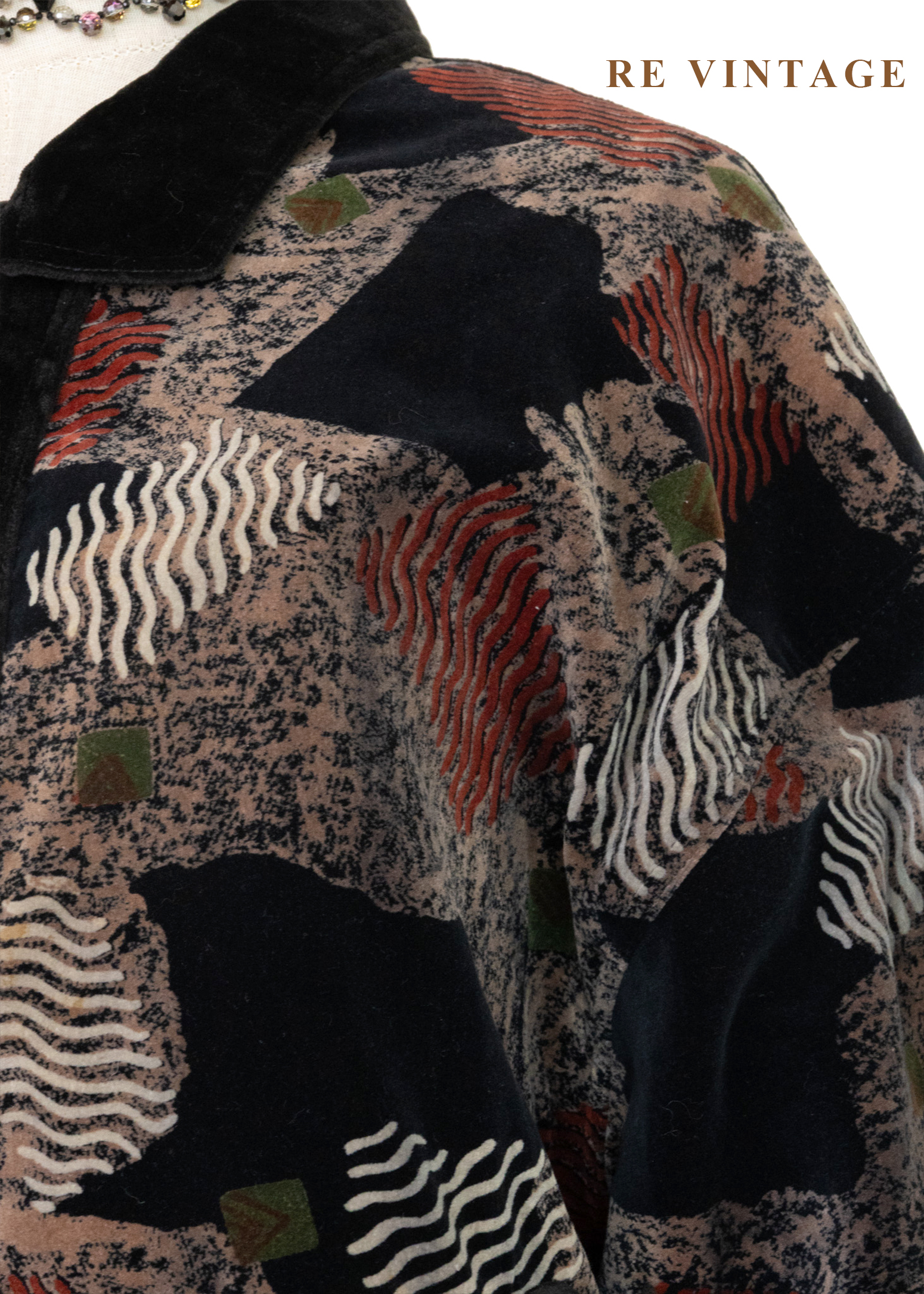 暗色拼貼圖騰藝術感絨布外套7