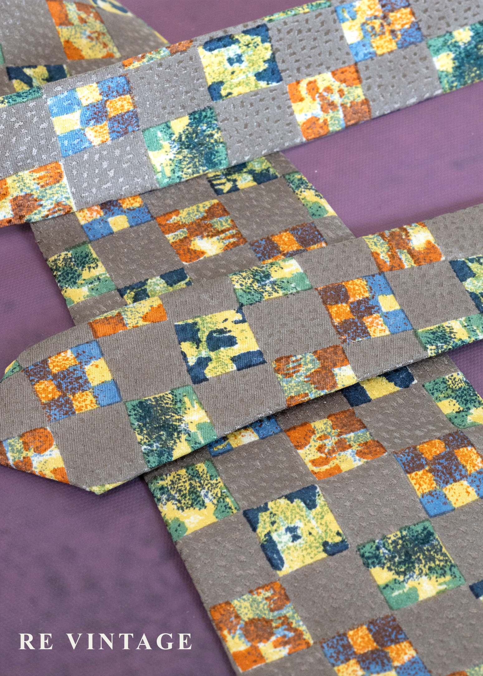 灰色世界裡の彩色方塊領帶4