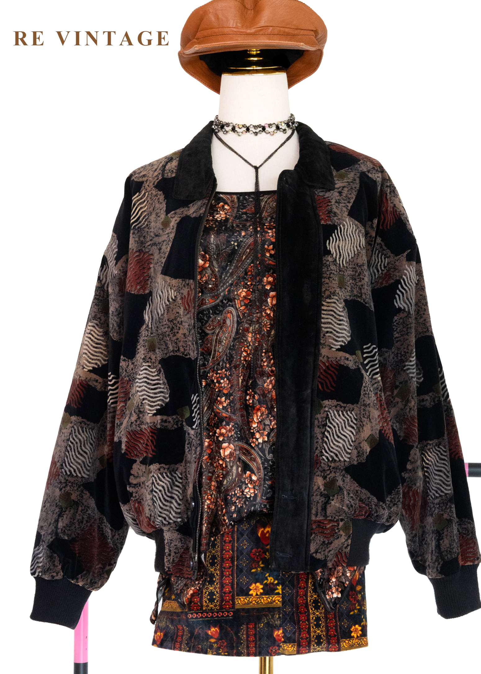 暗色拼貼圖騰藝術感絨布外套