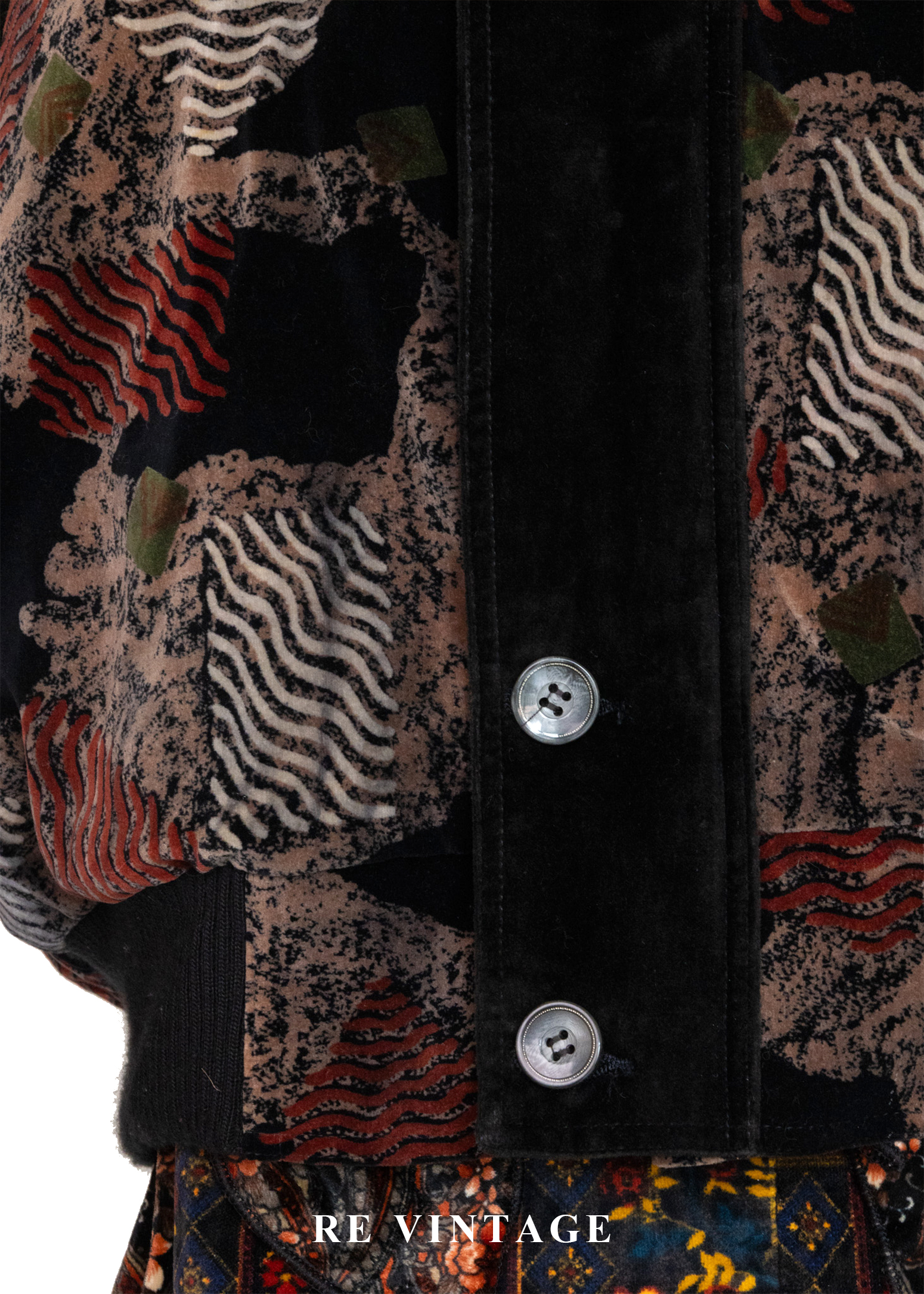 暗色拼貼圖騰藝術感絨布外套5