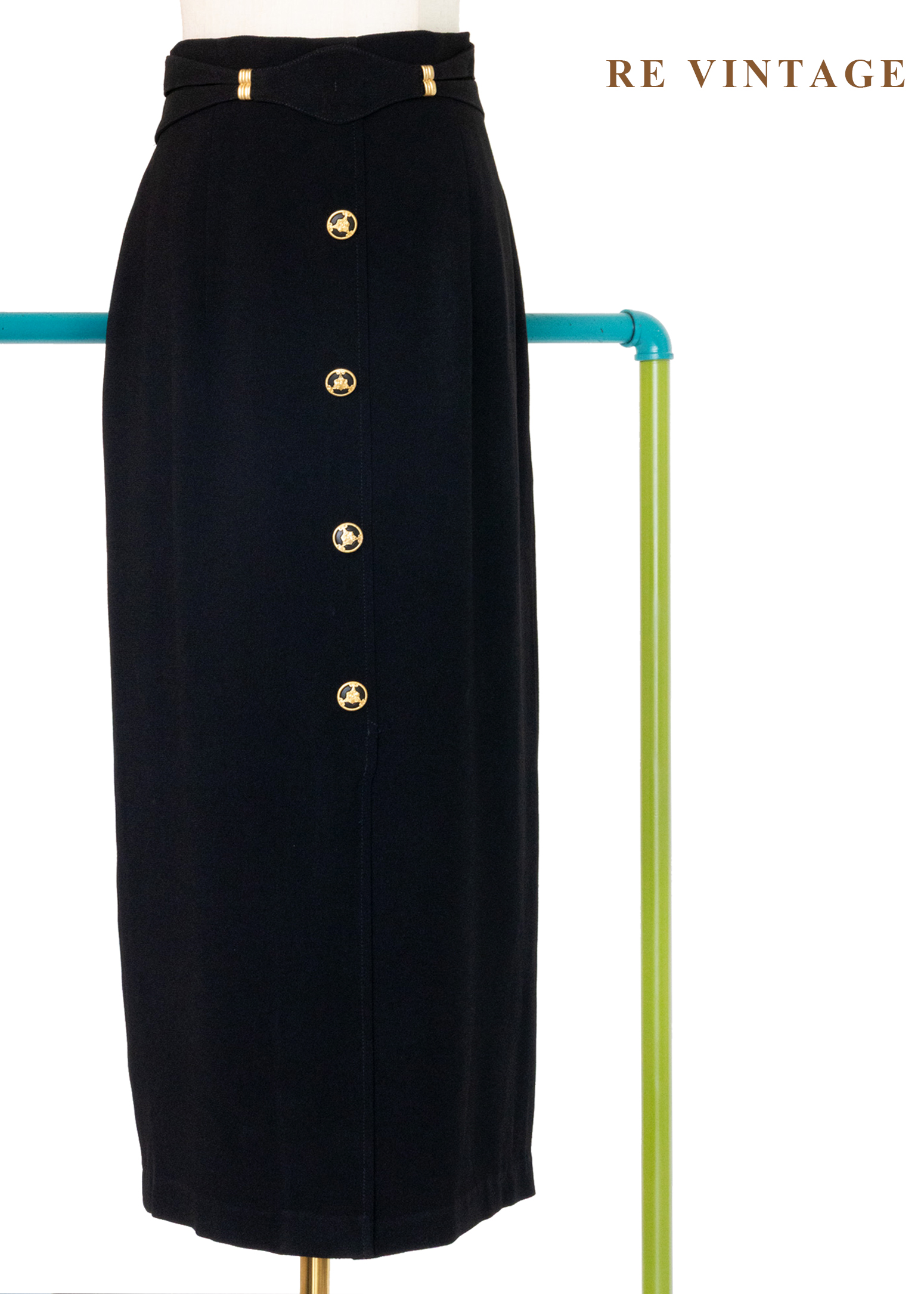 質感單品 - 高冷俐落的高腰金釦黑長裙（28"）