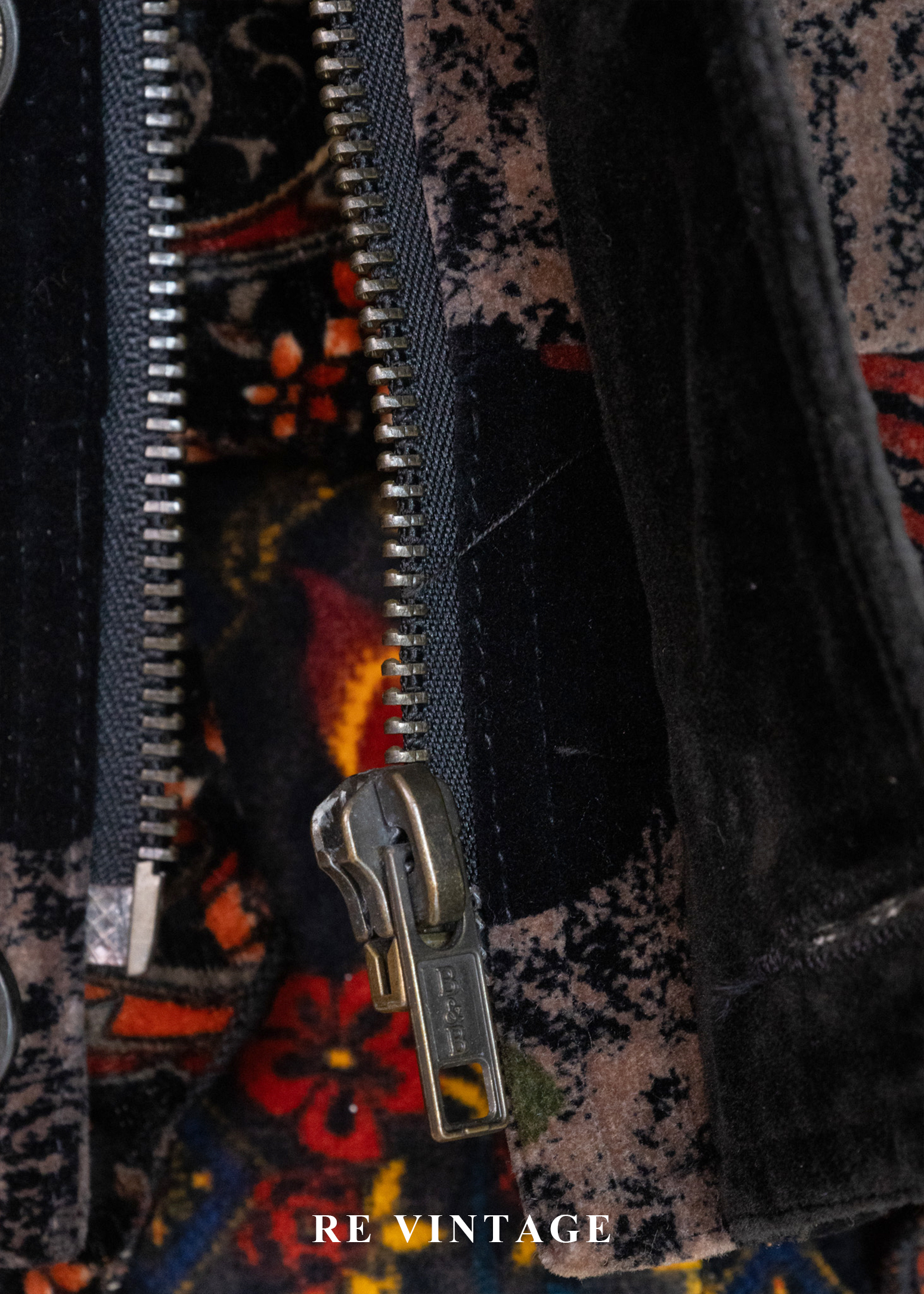 暗色拼貼圖騰藝術感絨布外套8