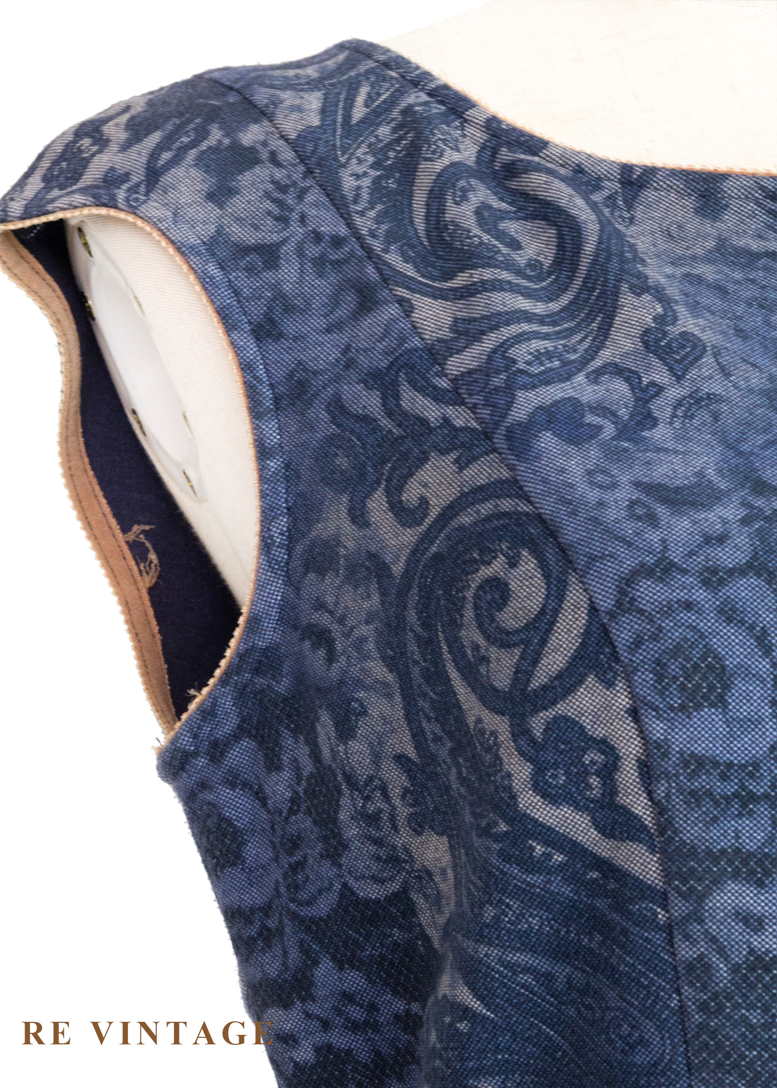 典雅墨藍色壓花圖騰上衣5