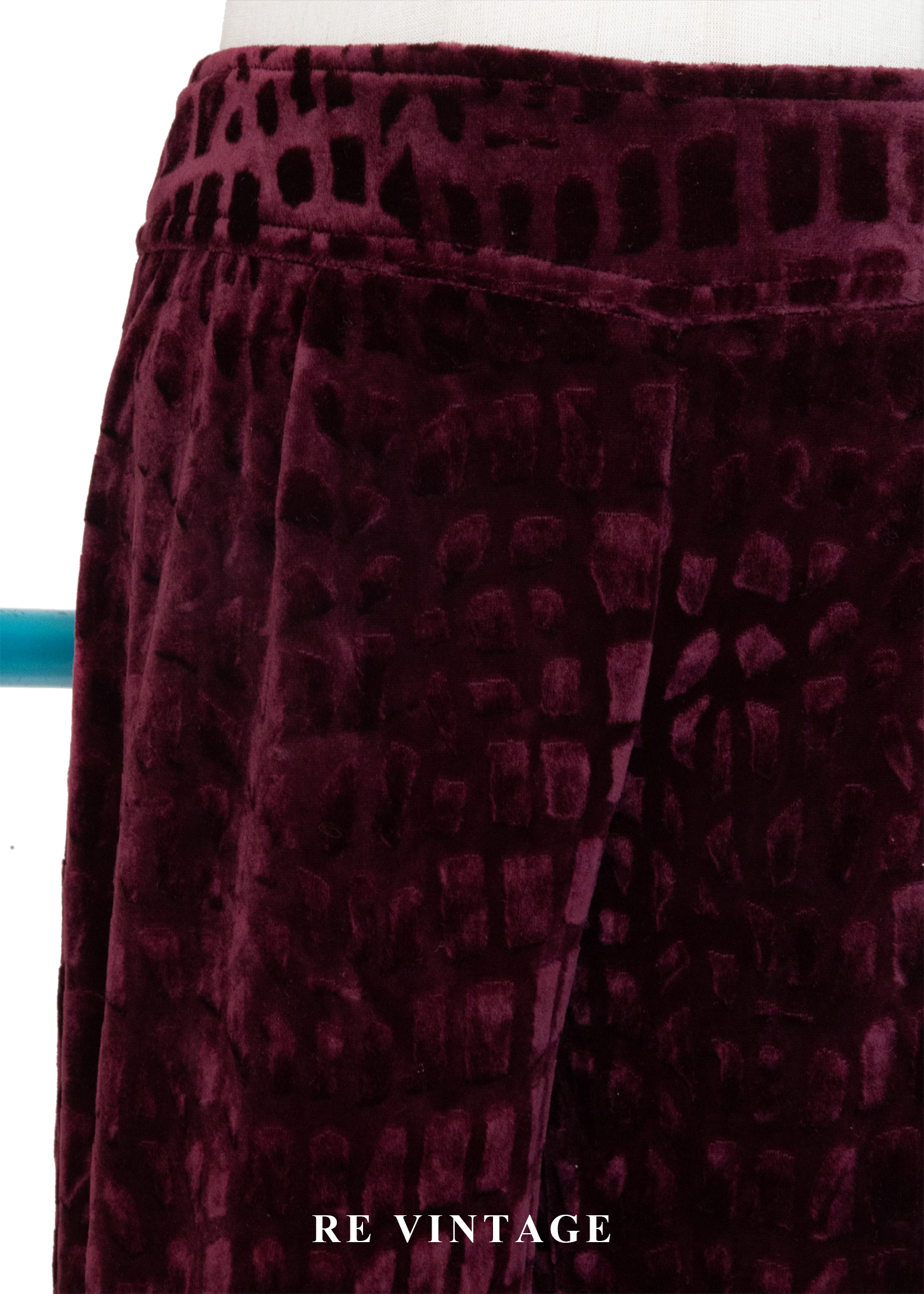 莓果色雕紋紋理絨布長褲(25")5