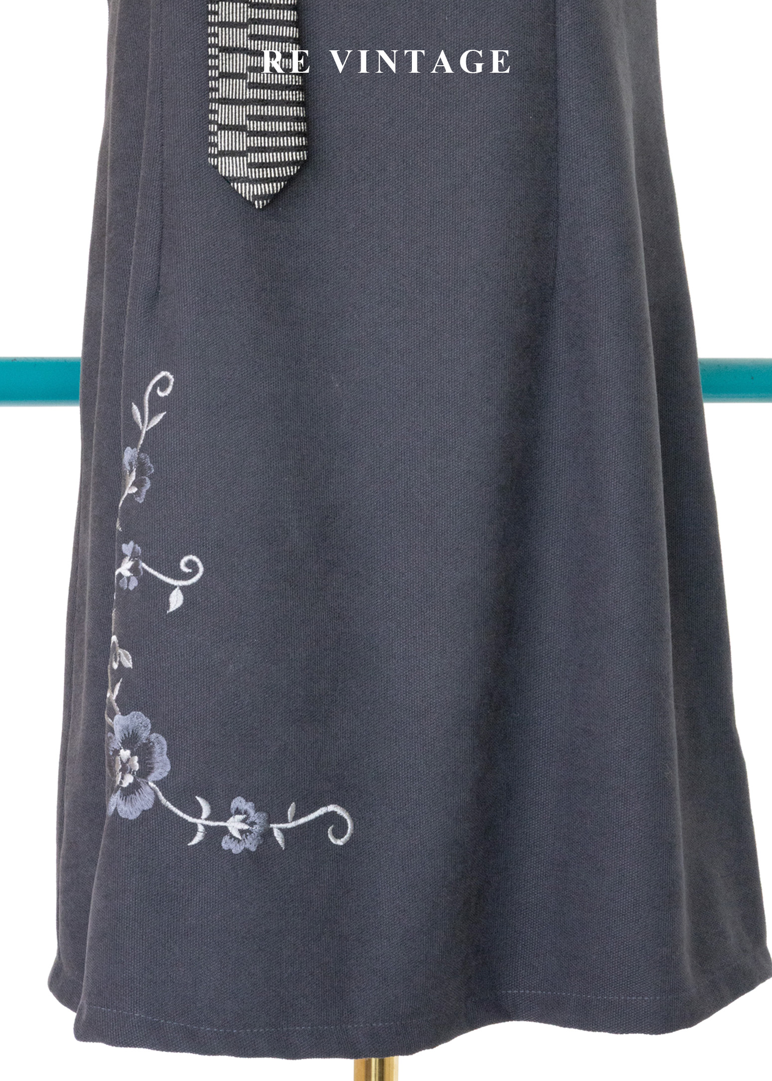 質感單品 - 詩意刺繡花卉深灰色秋冬洋裝4