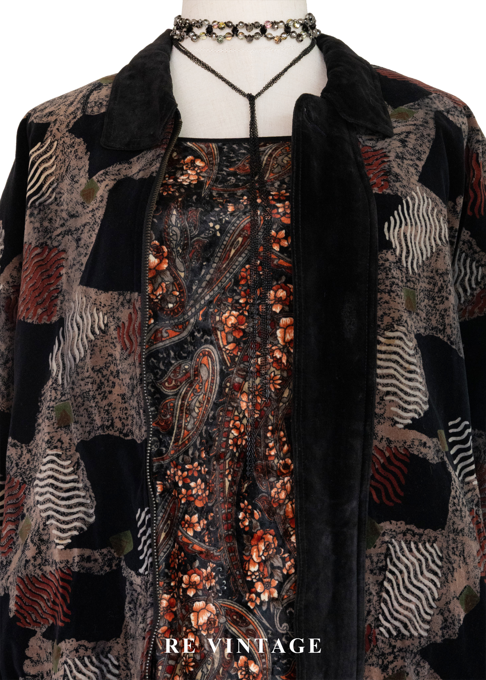 暗色拼貼圖騰藝術感絨布外套3