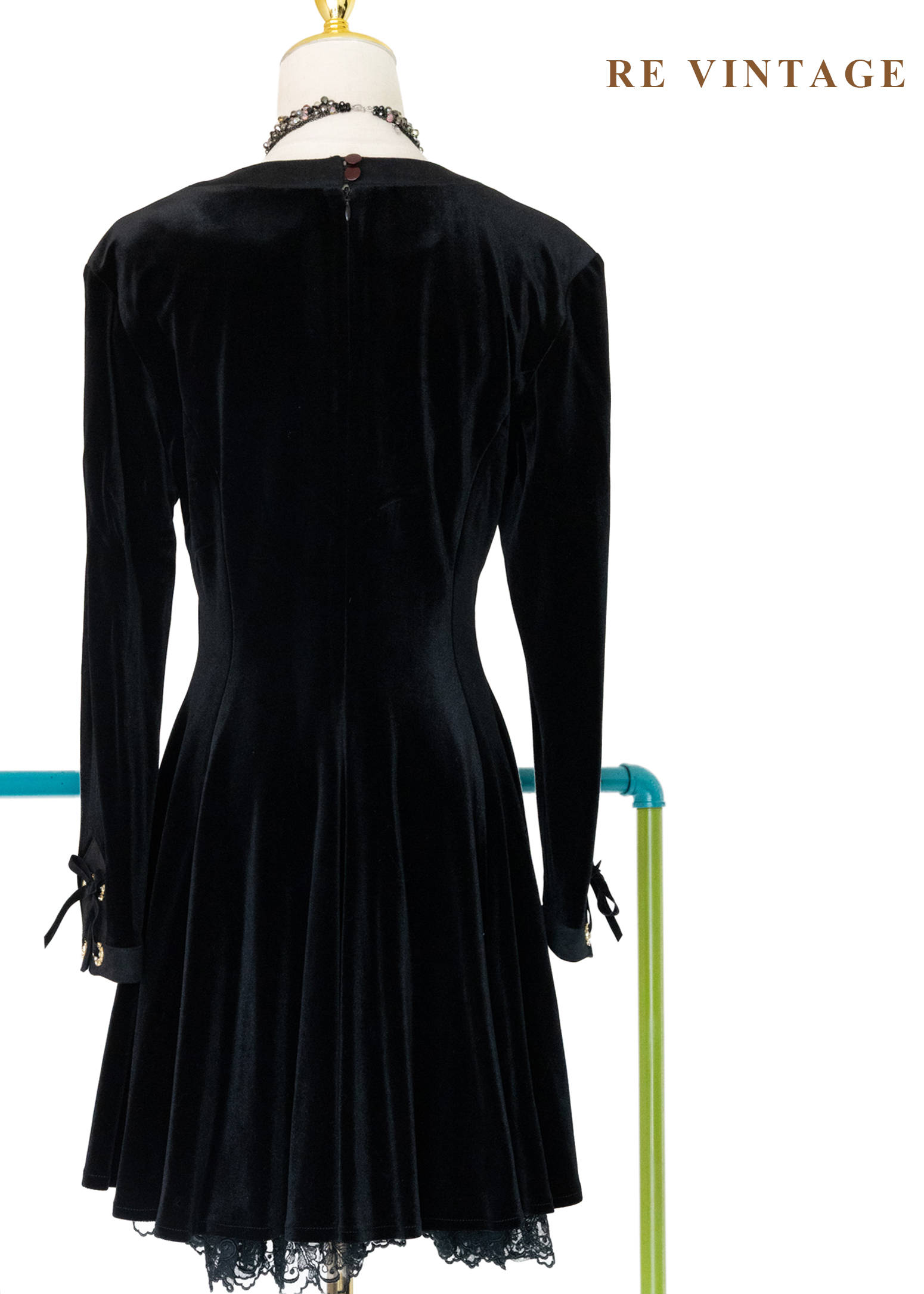 宮廷中優雅叛逆黑絨蕾絲洋裝12