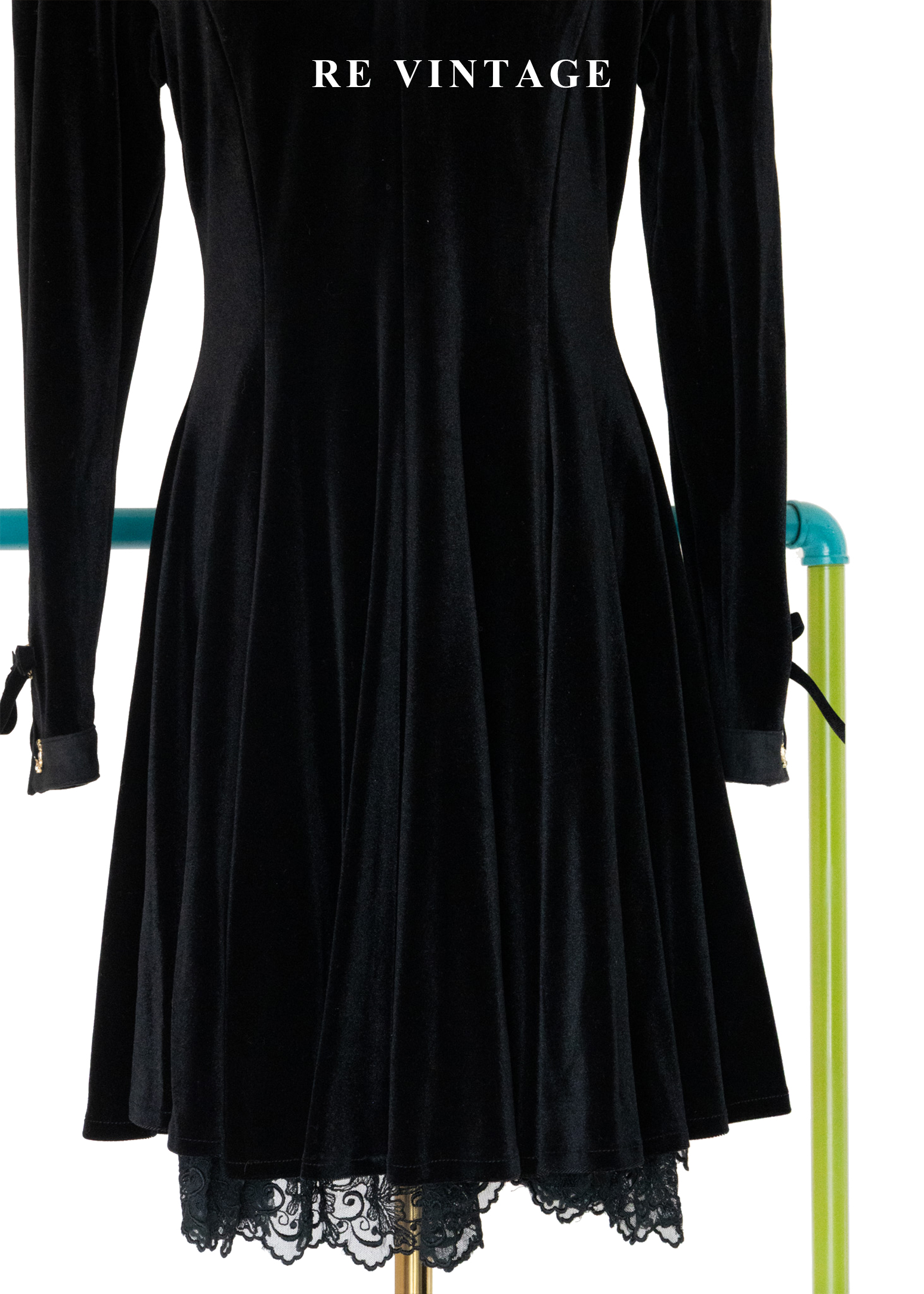 宮廷中優雅叛逆黑絨蕾絲洋裝4