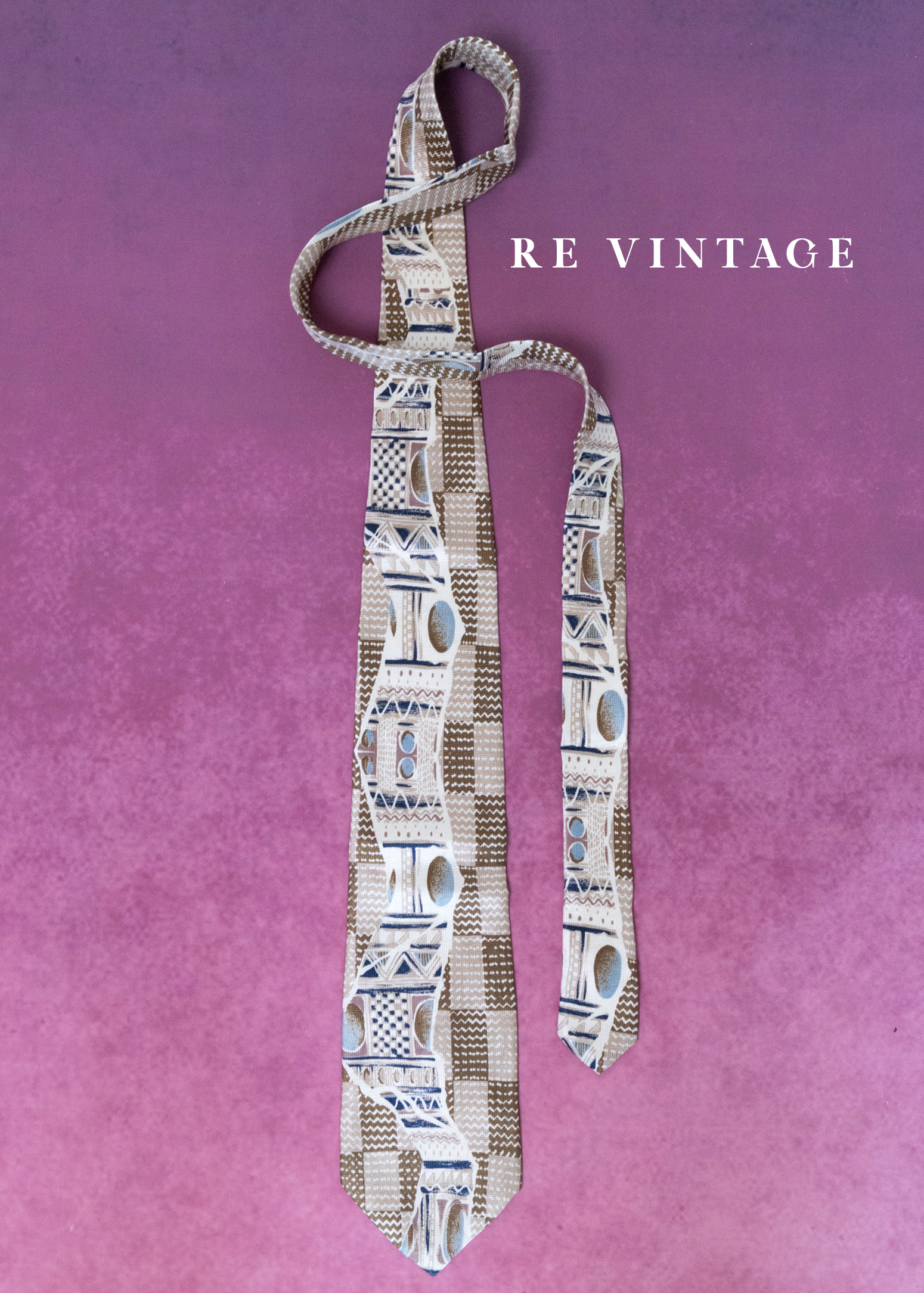 藍釉淘氣雕刻領帶