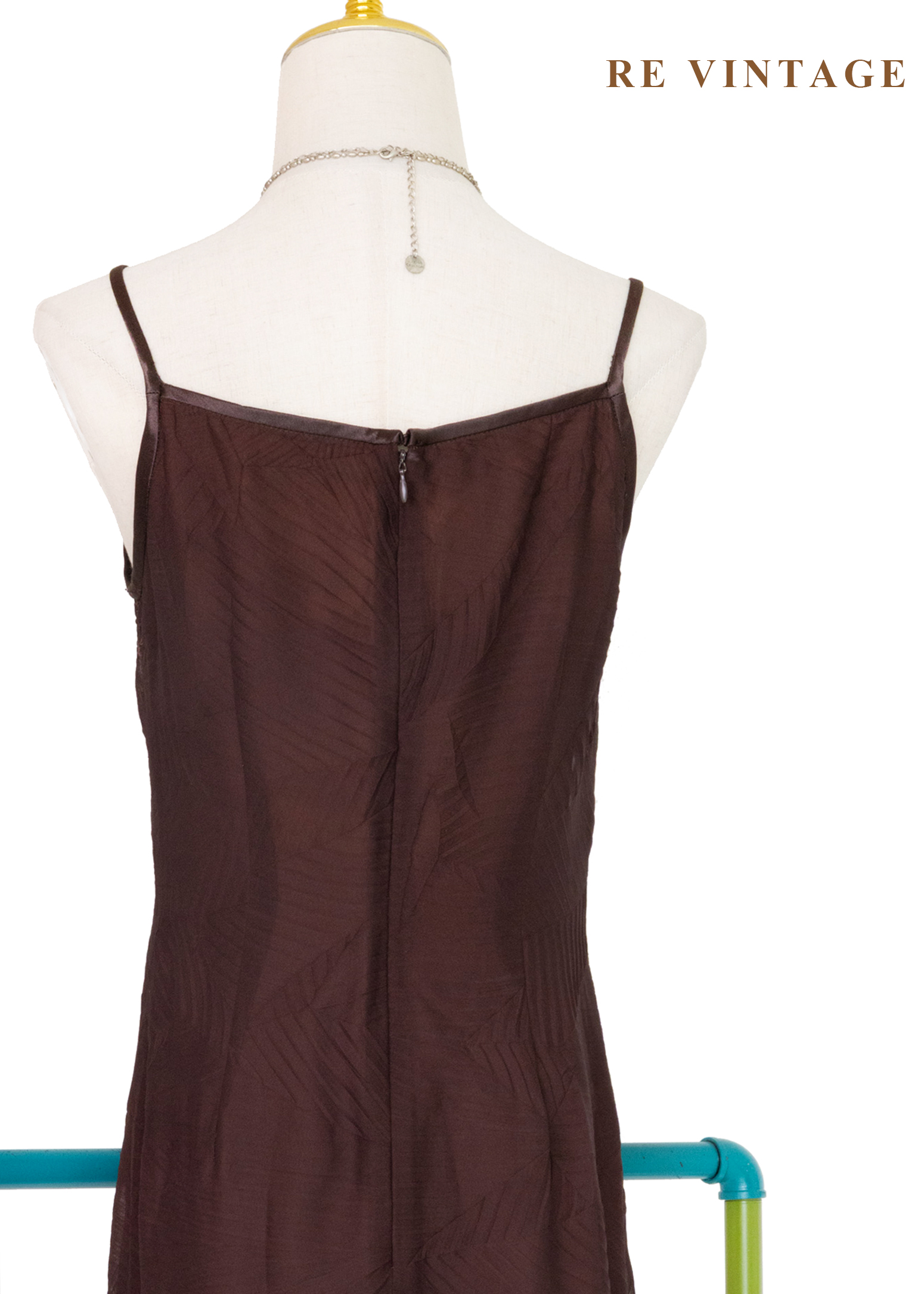 煙燻棕交錯壓印紋理細肩帶長洋裝13