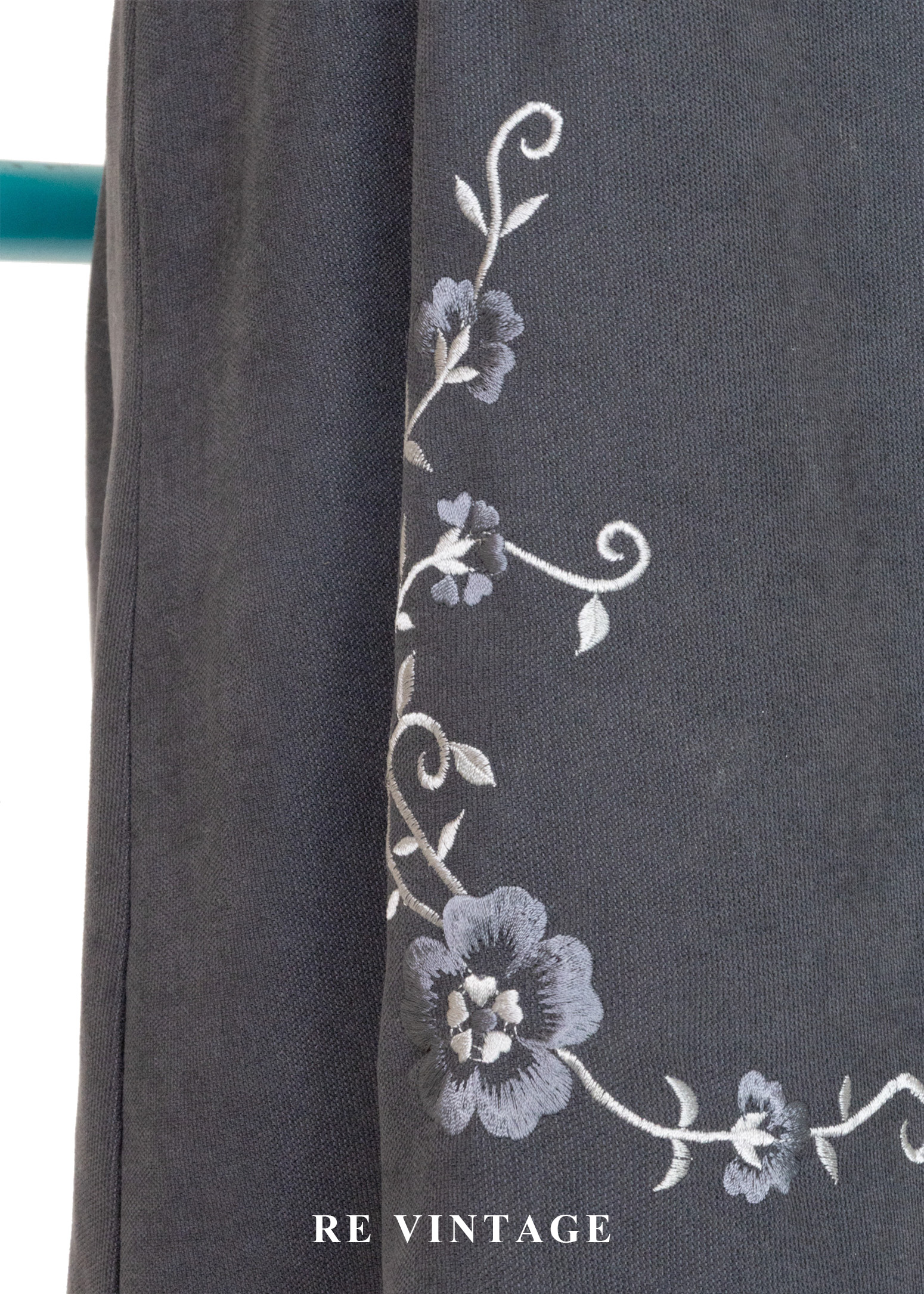 質感單品 - 詩意刺繡花卉深灰色秋冬洋裝6