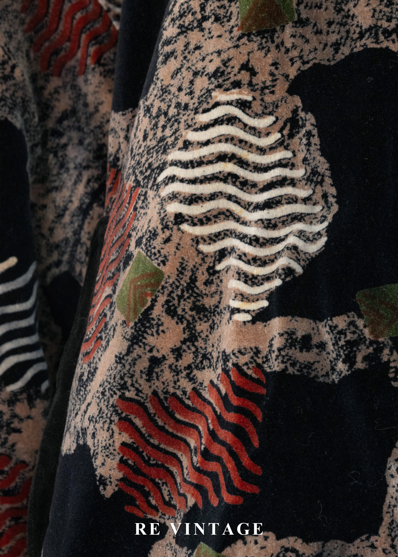 暗色拼貼圖騰藝術感絨布外套10