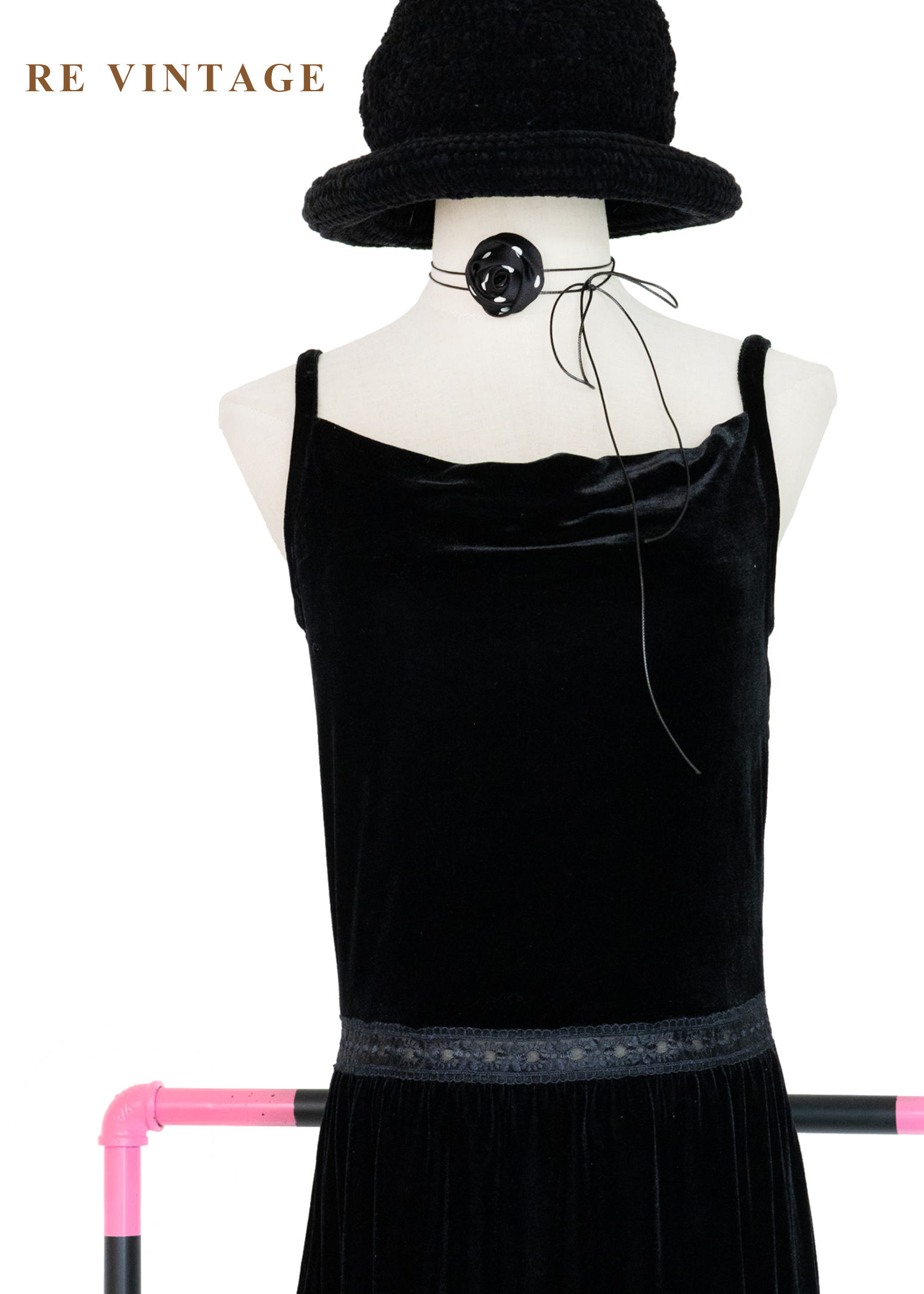 慵懶美女神黑絨細肩帶洋裝3