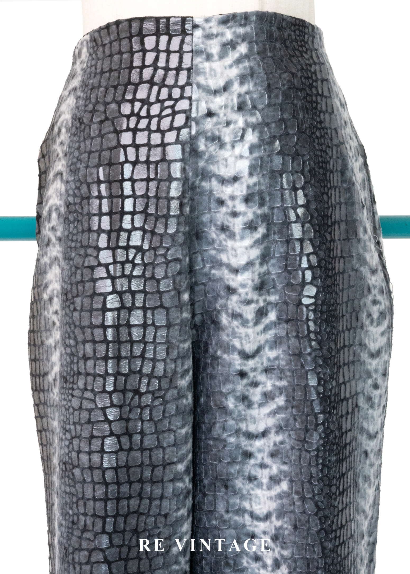 銀灰鱗紋質感冷冽高腰長褲(26-32")3
