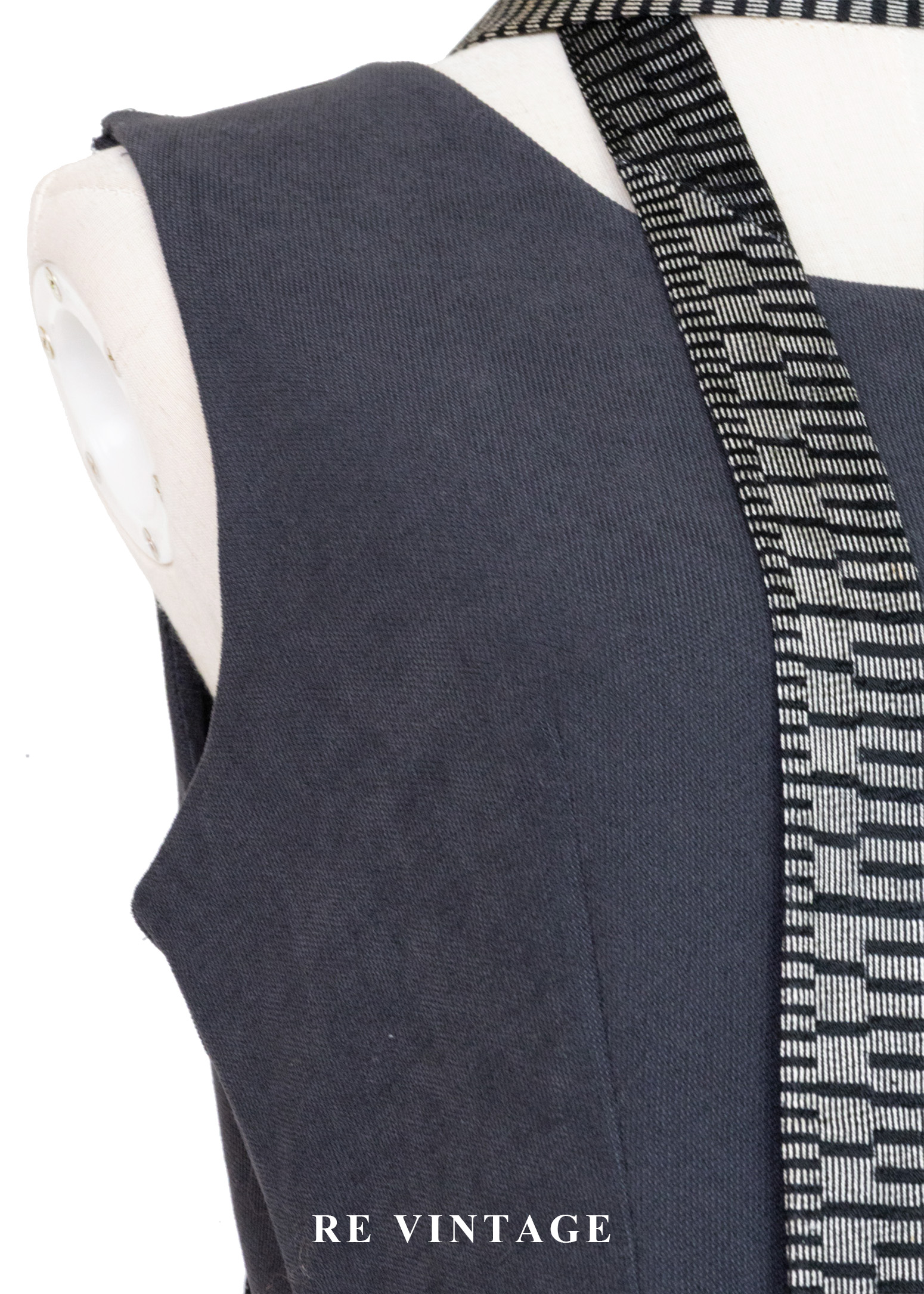 質感單品 - 詩意刺繡花卉深灰色秋冬洋裝5