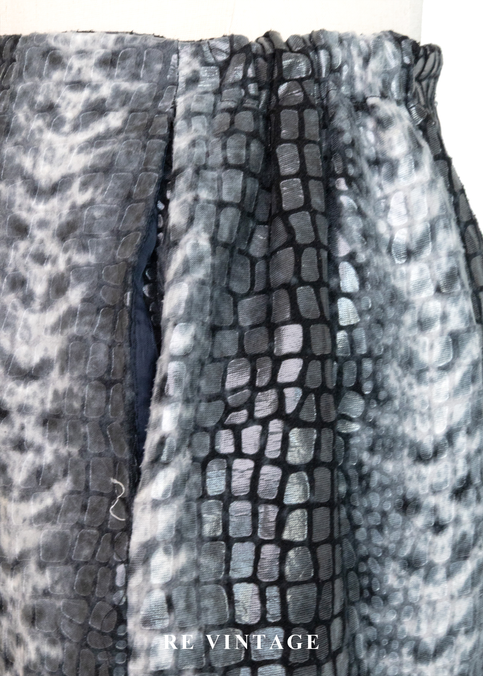 銀灰鱗紋質感冷冽高腰長褲(26-32")9