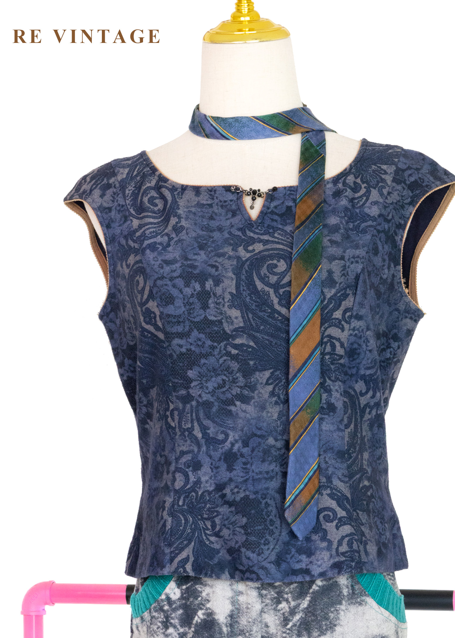 典雅墨藍色壓花圖騰上衣