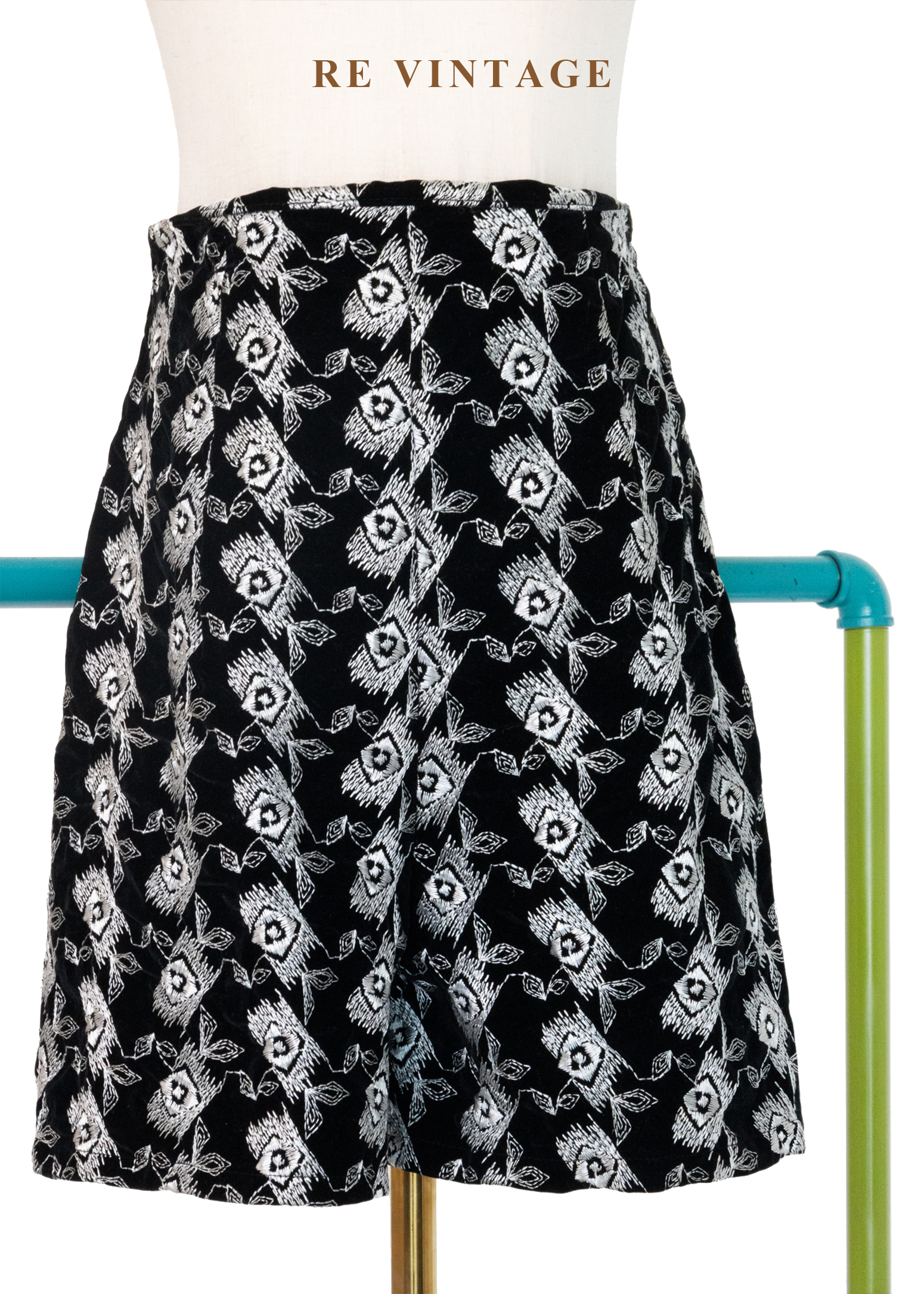 白刺繡圖騰黑系短褲（24-31"）